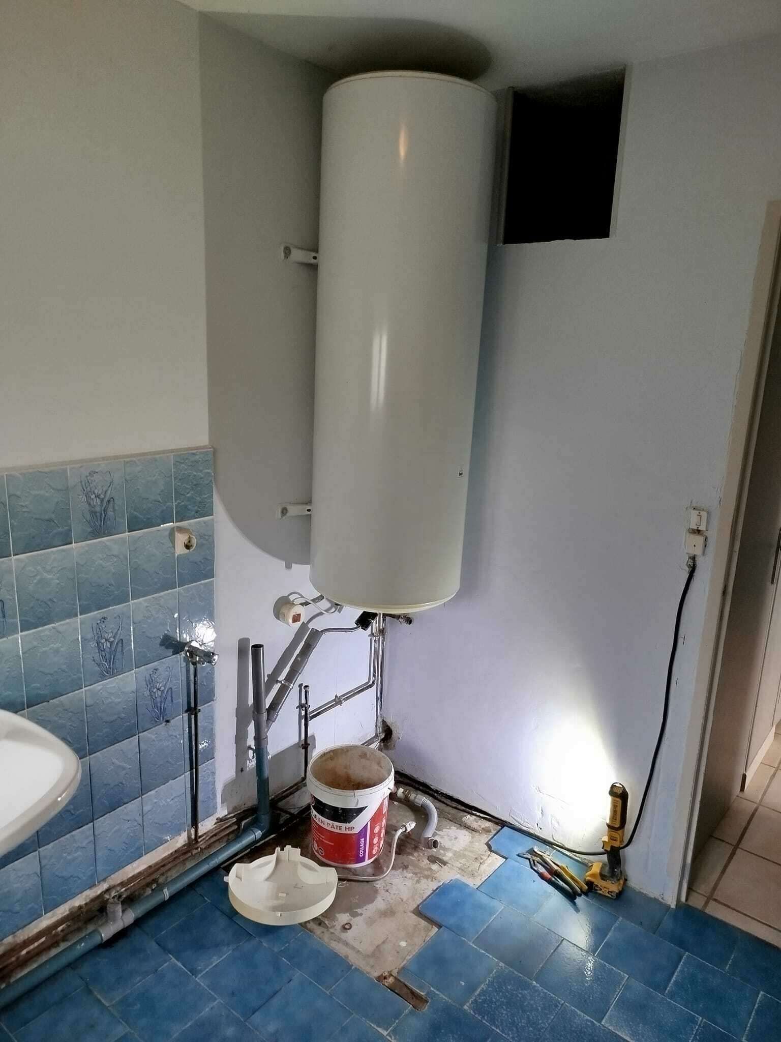 Pose d'un chauffe-eau rond.