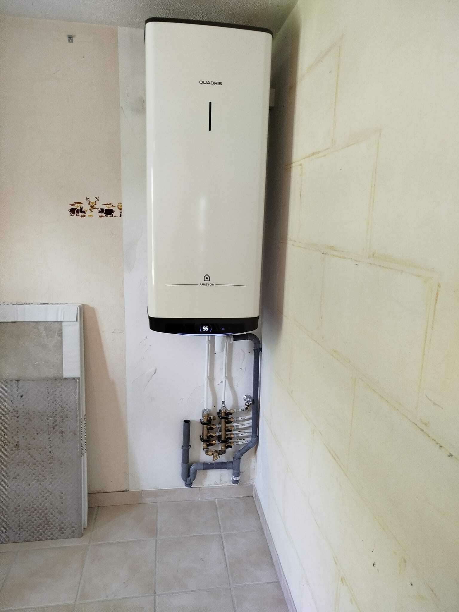 Installation d'un chauffe-eau blanc.