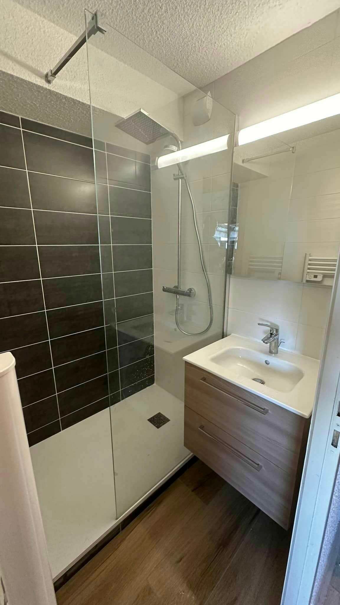 La création d'une salle de bain dans une maison.