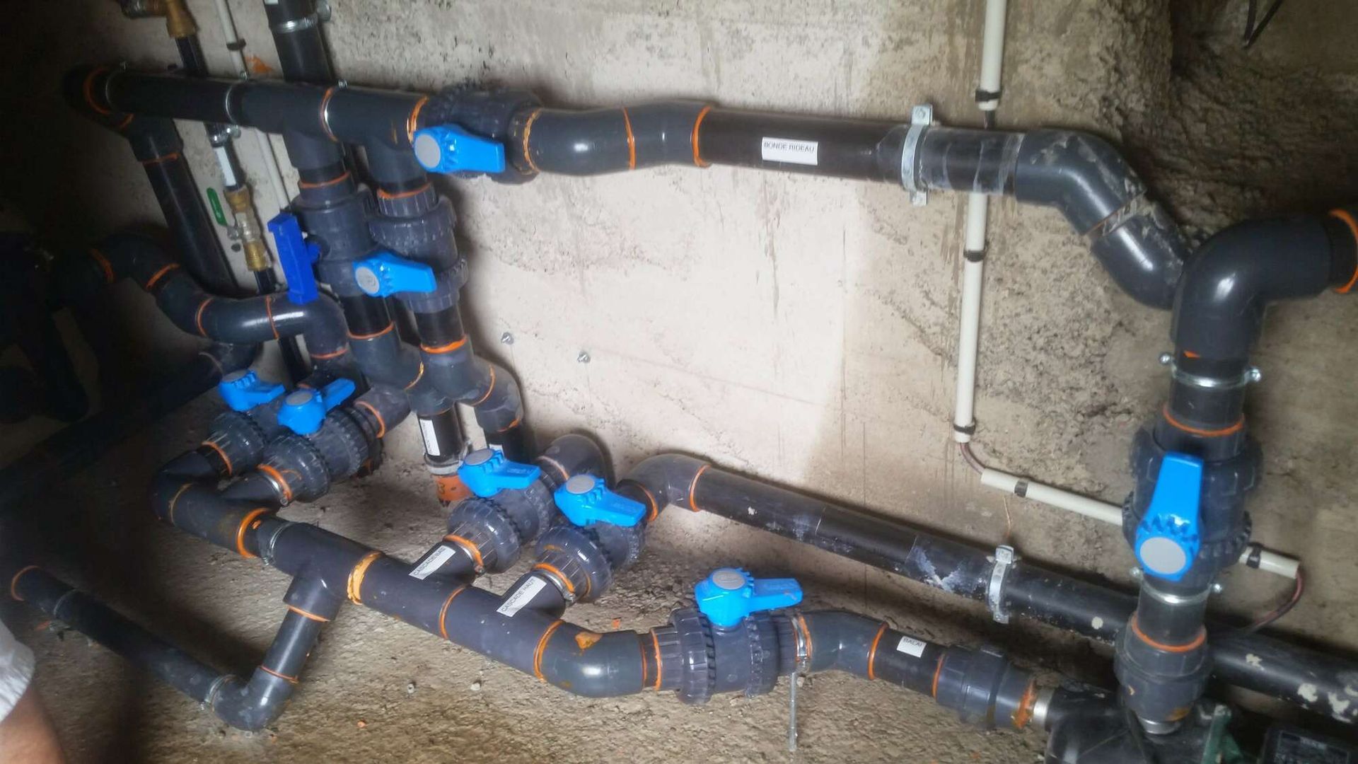 L'installation d'une tuyauterie dans un garage.