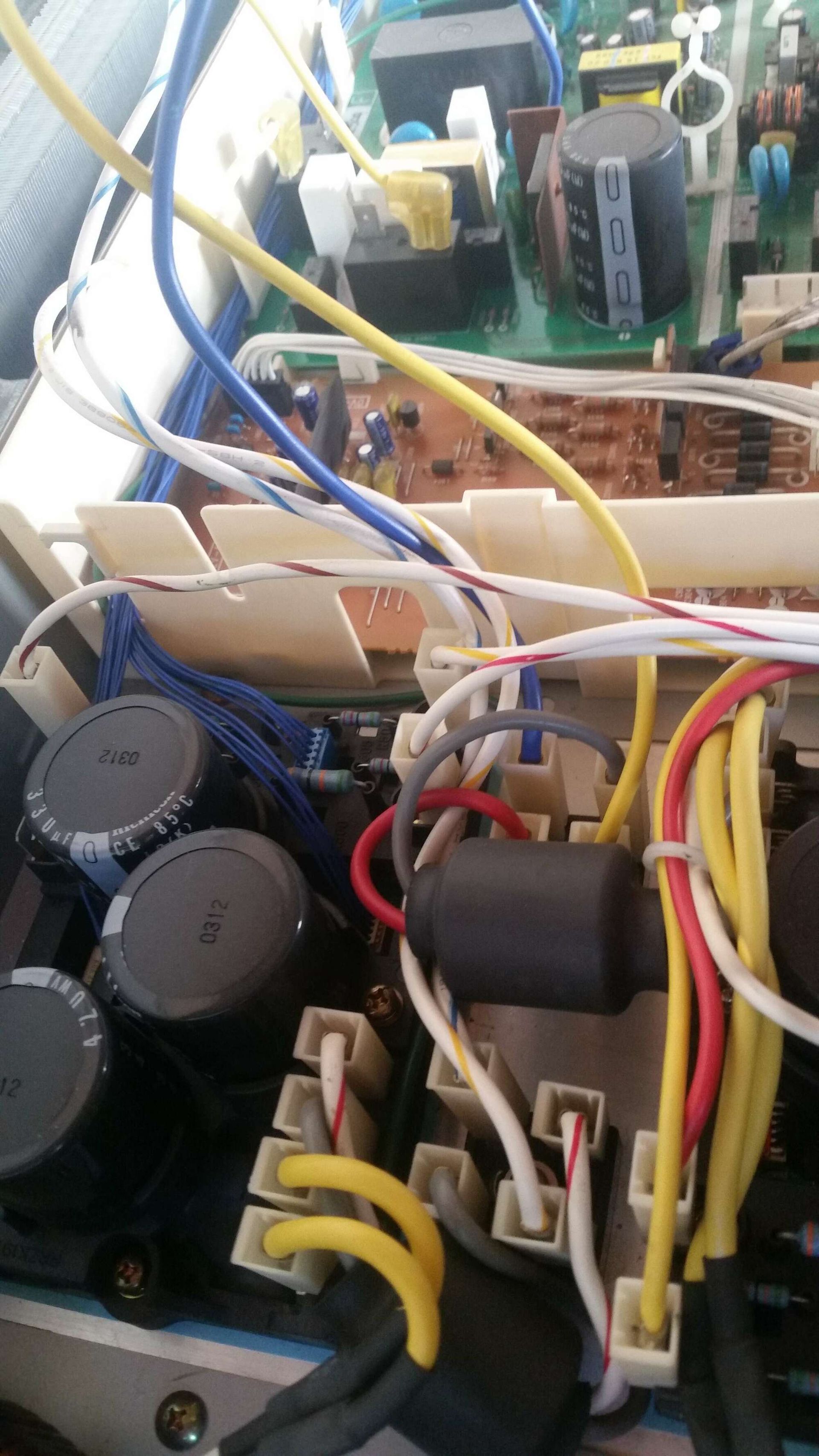 Des fils branchés dans un boîtier électrique.