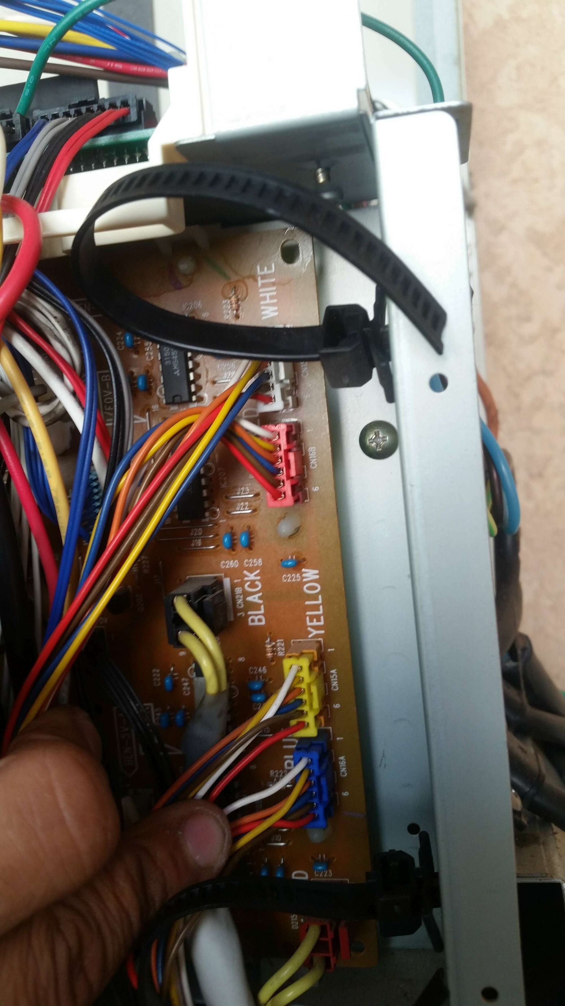 Des fils branchés dans une armoire électrique.