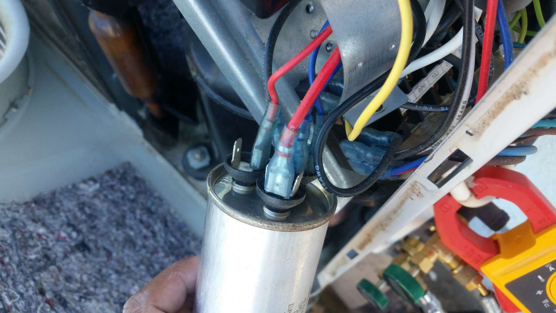 Des branchements électriques avec des fils rouge et jaune.