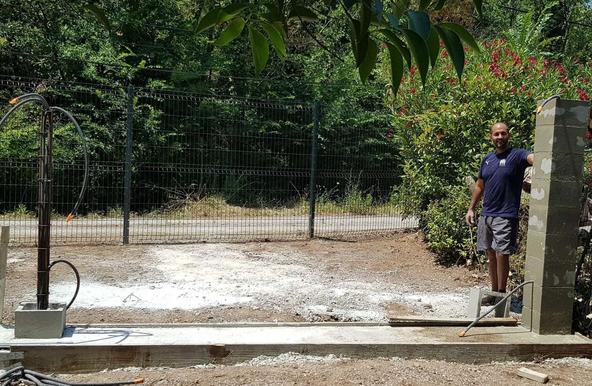 Installation d'une douche extérieure.