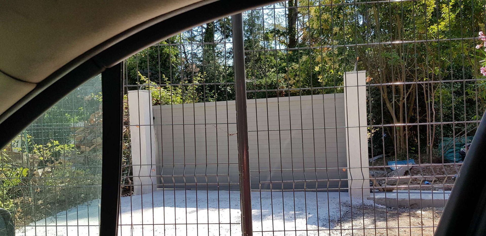 Photo d'un portail électrique.