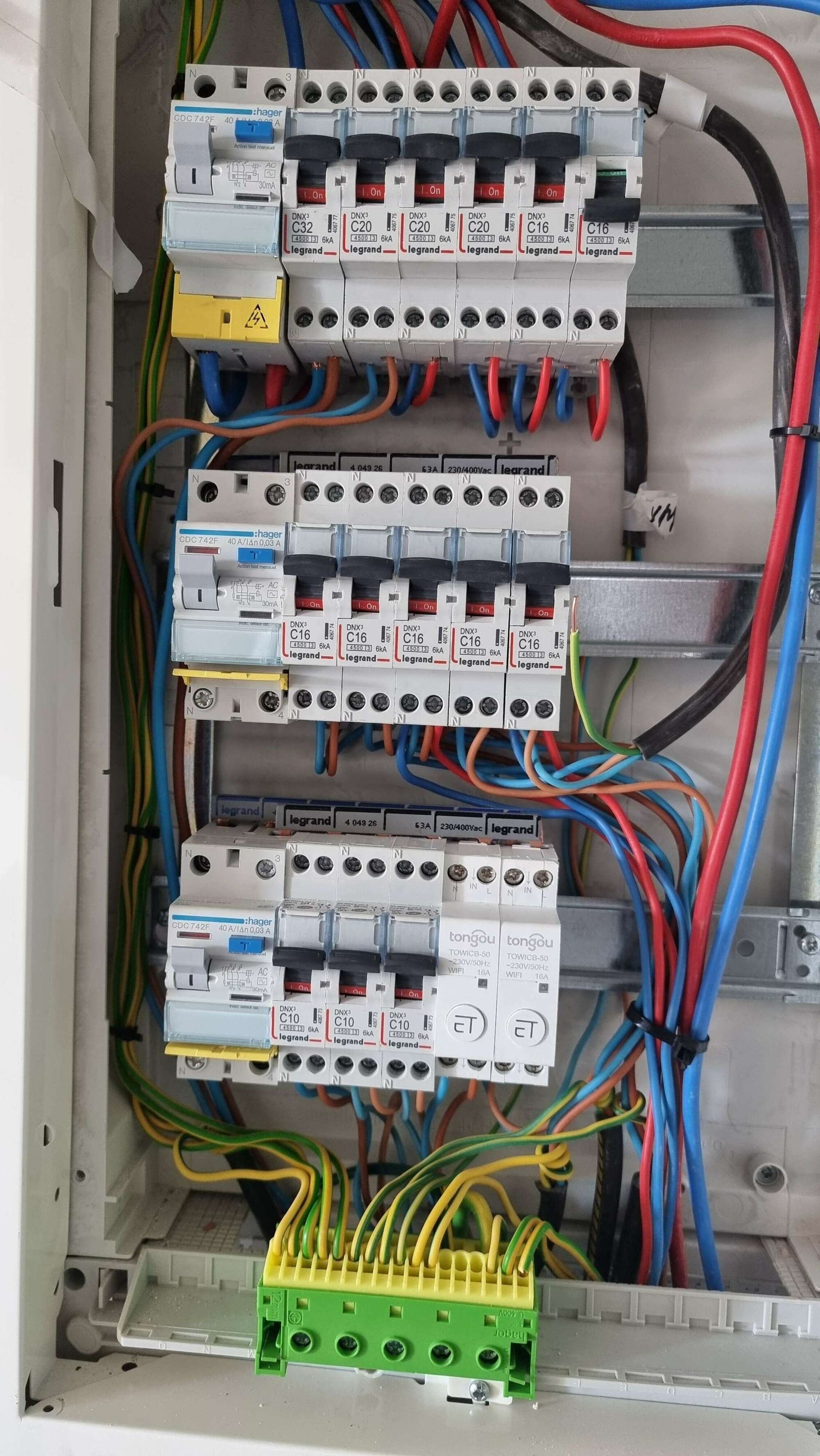 Installation d'une armoire électrique dans une maison.