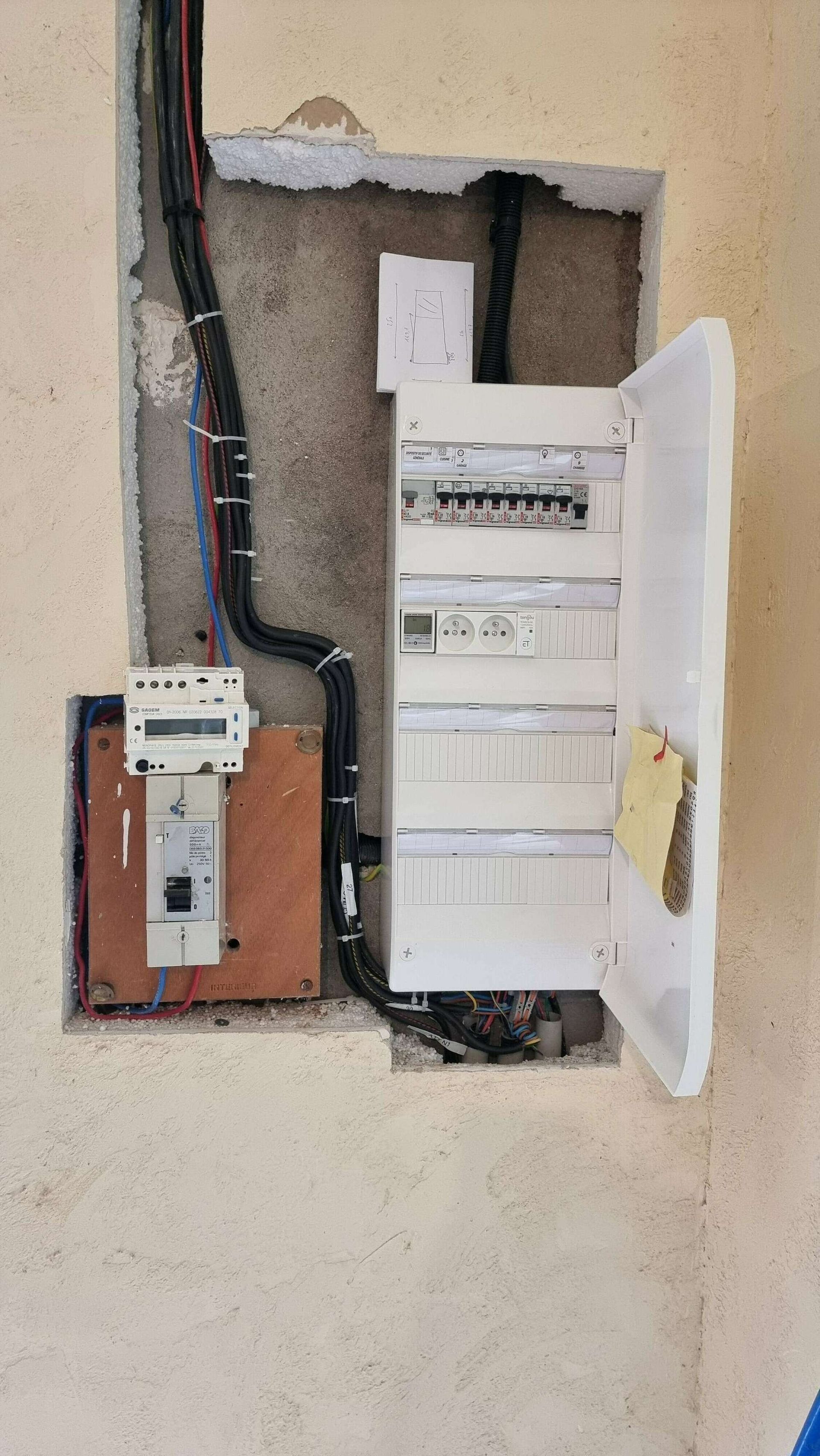 Un boîtier électrique installé dans un logement.