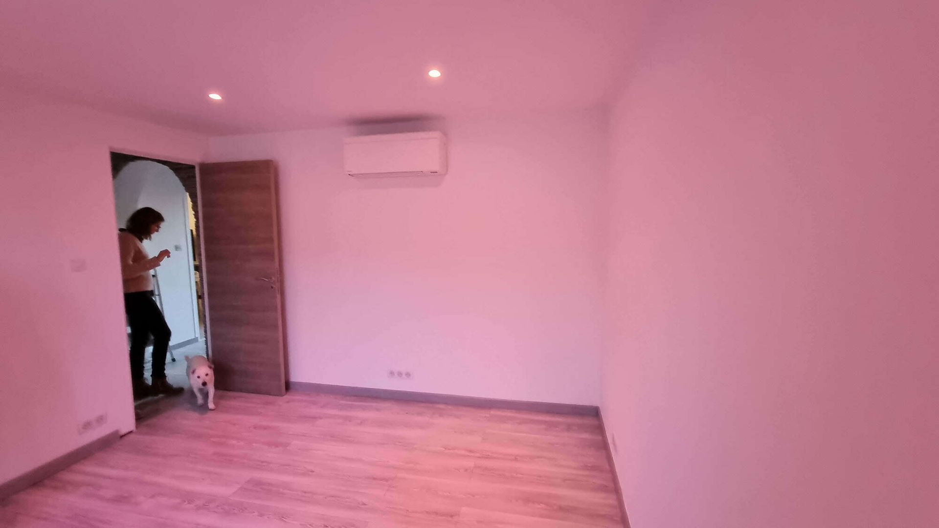 Une pièce d'une maison avec de nouvelles installations électriques.