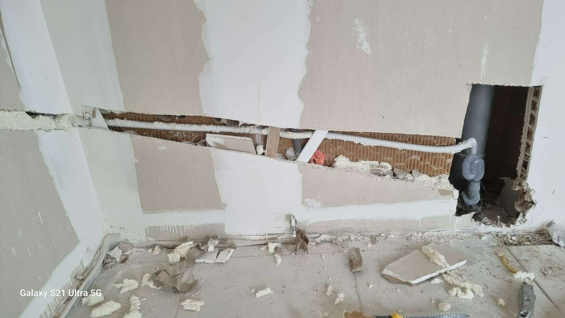 Un mur en rénovation pour installer un chauffage.