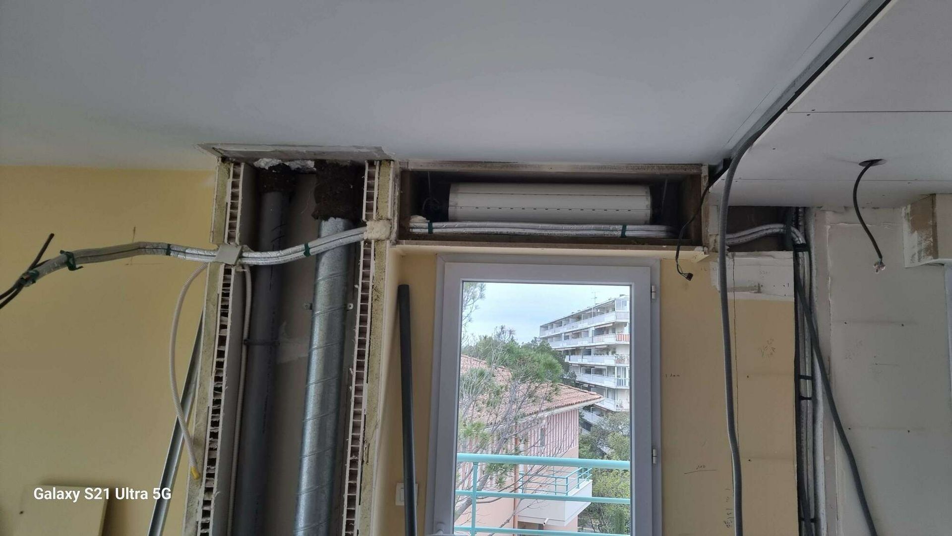 L'installation d'une climatisation dans une maison en rénovation.