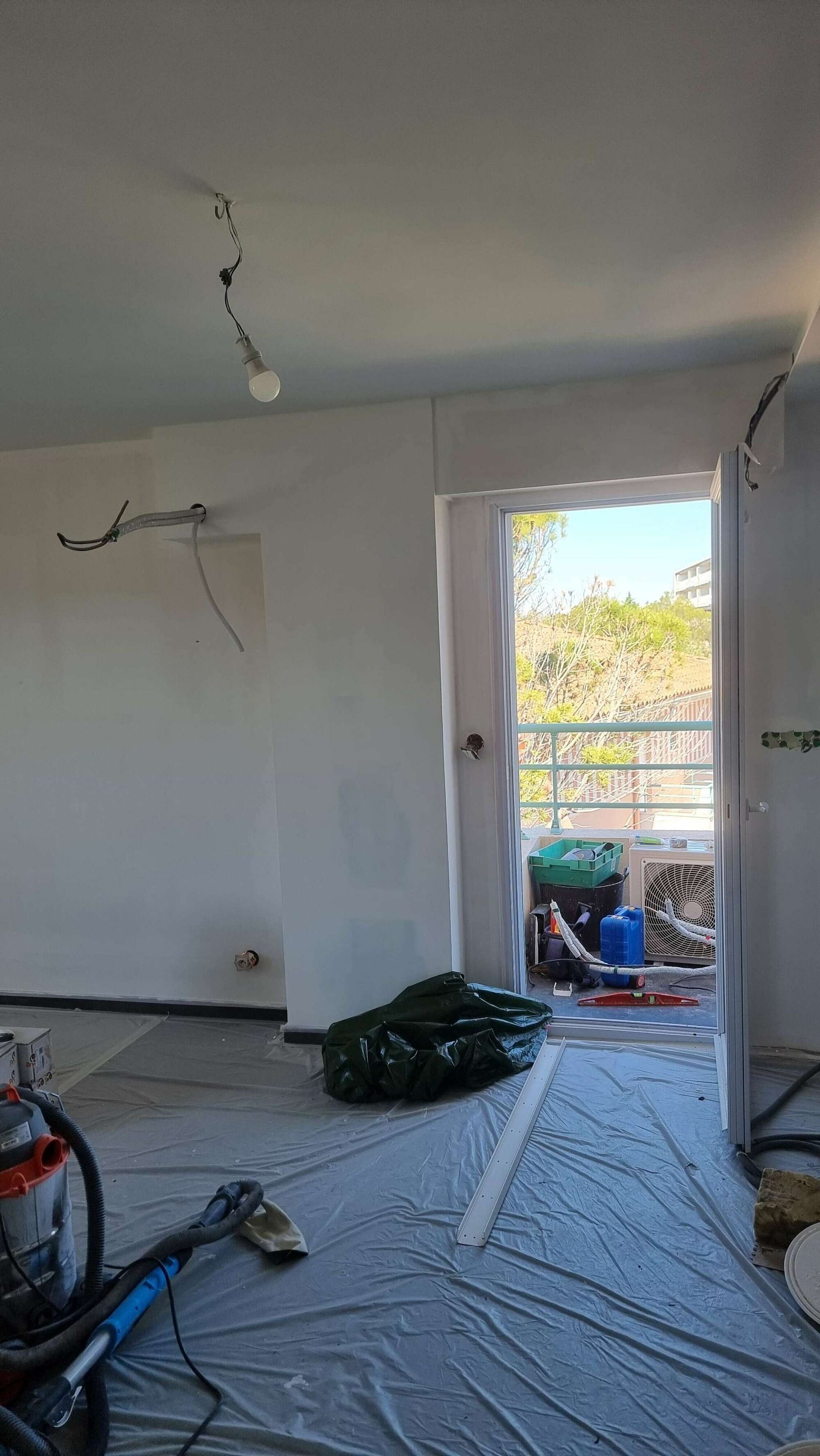 Une chambre d'une maison en rénovation.