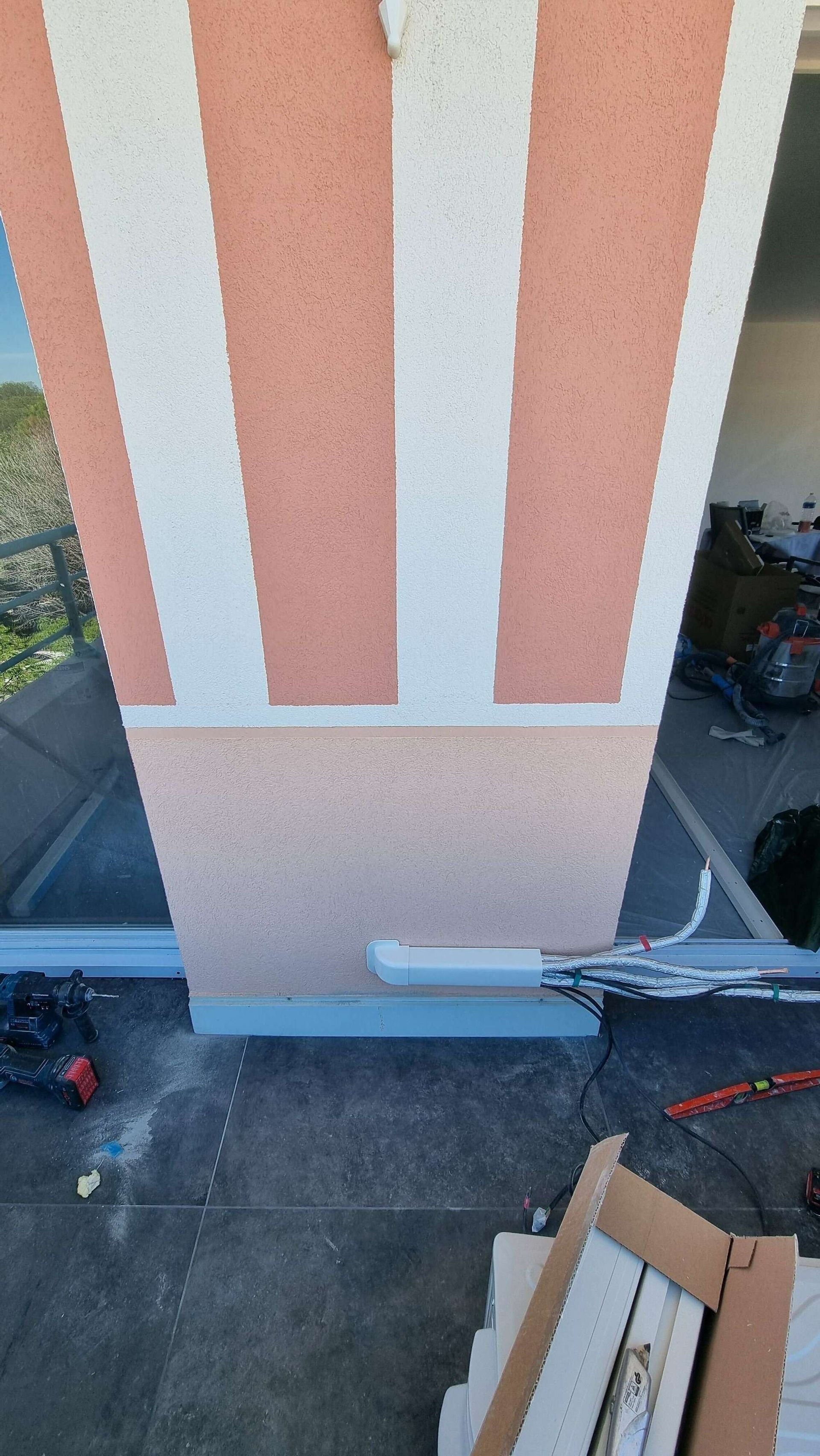 L'installation d'une ventilation de climatisation extérieure.