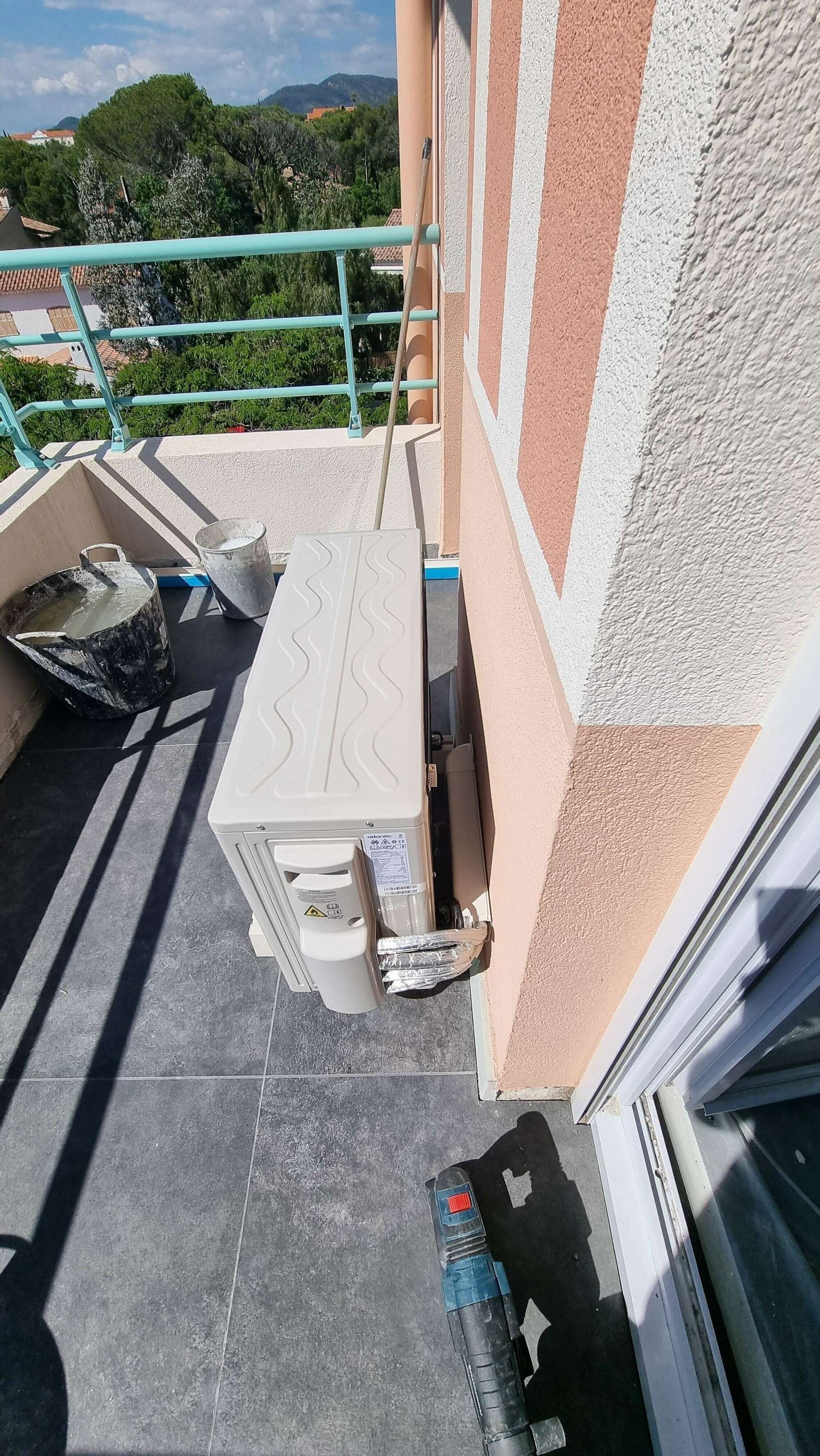 L'installation d'une unité de climatisation extérieure.