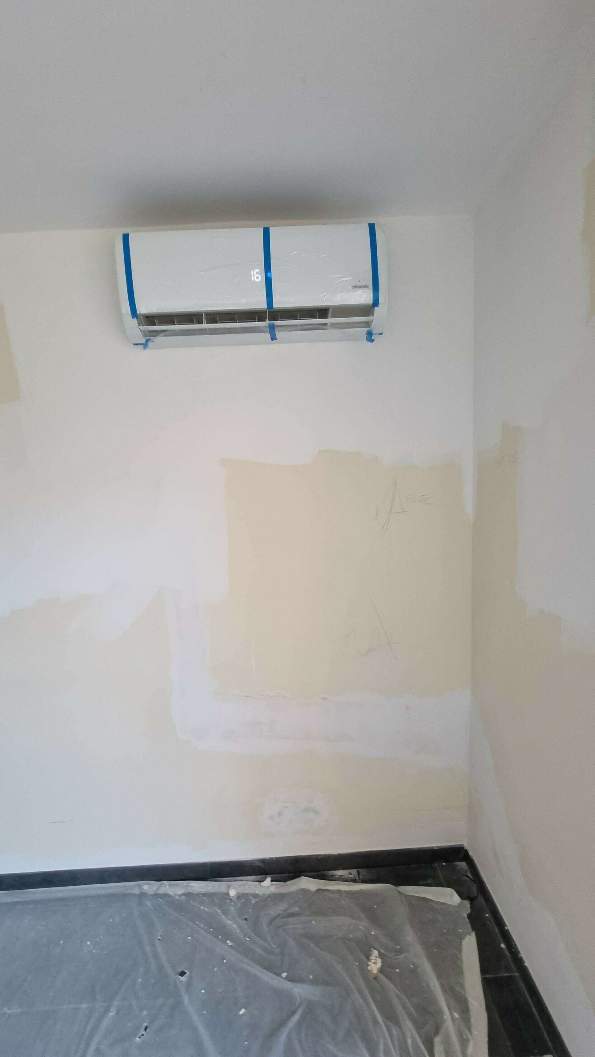 Un mur en rénovation pour l'installation d'une climatisation.