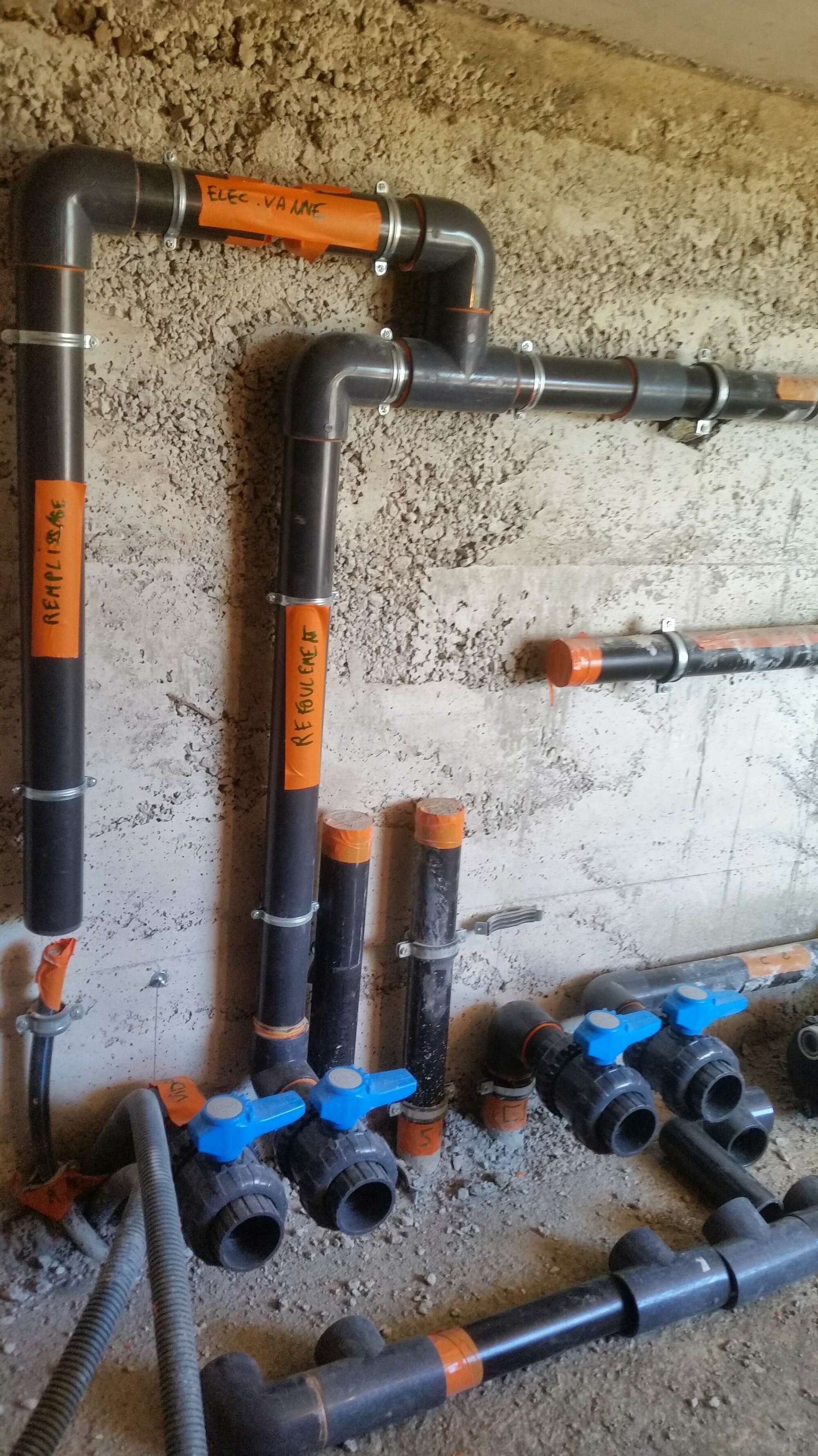 L'installation de tuyaux dans un garage.