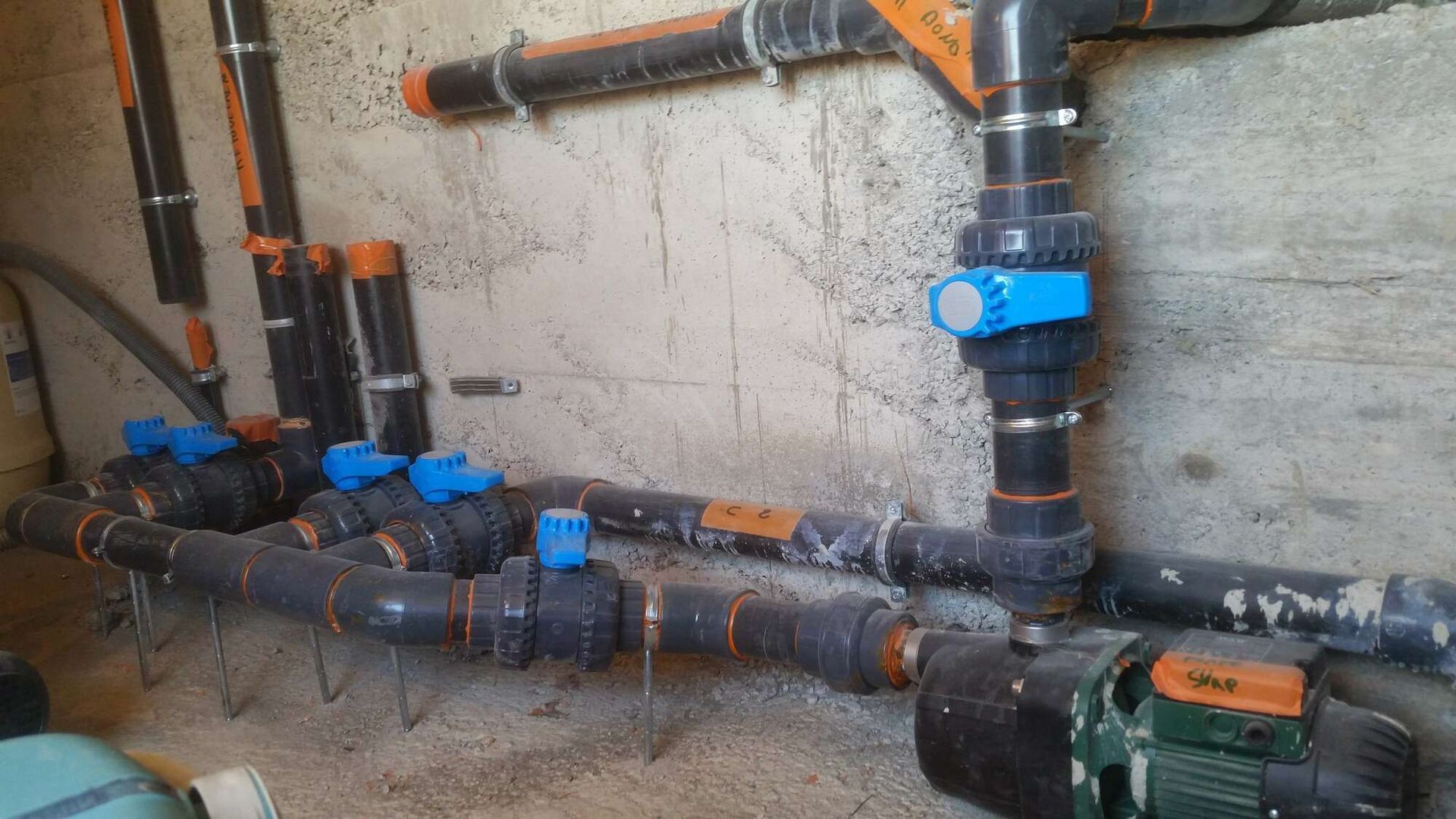 La pose de tuyaux de plomberie.