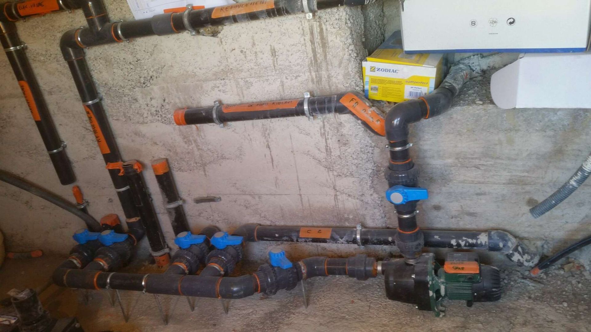 L'aménagement d'un système de chauffage d'une maison.