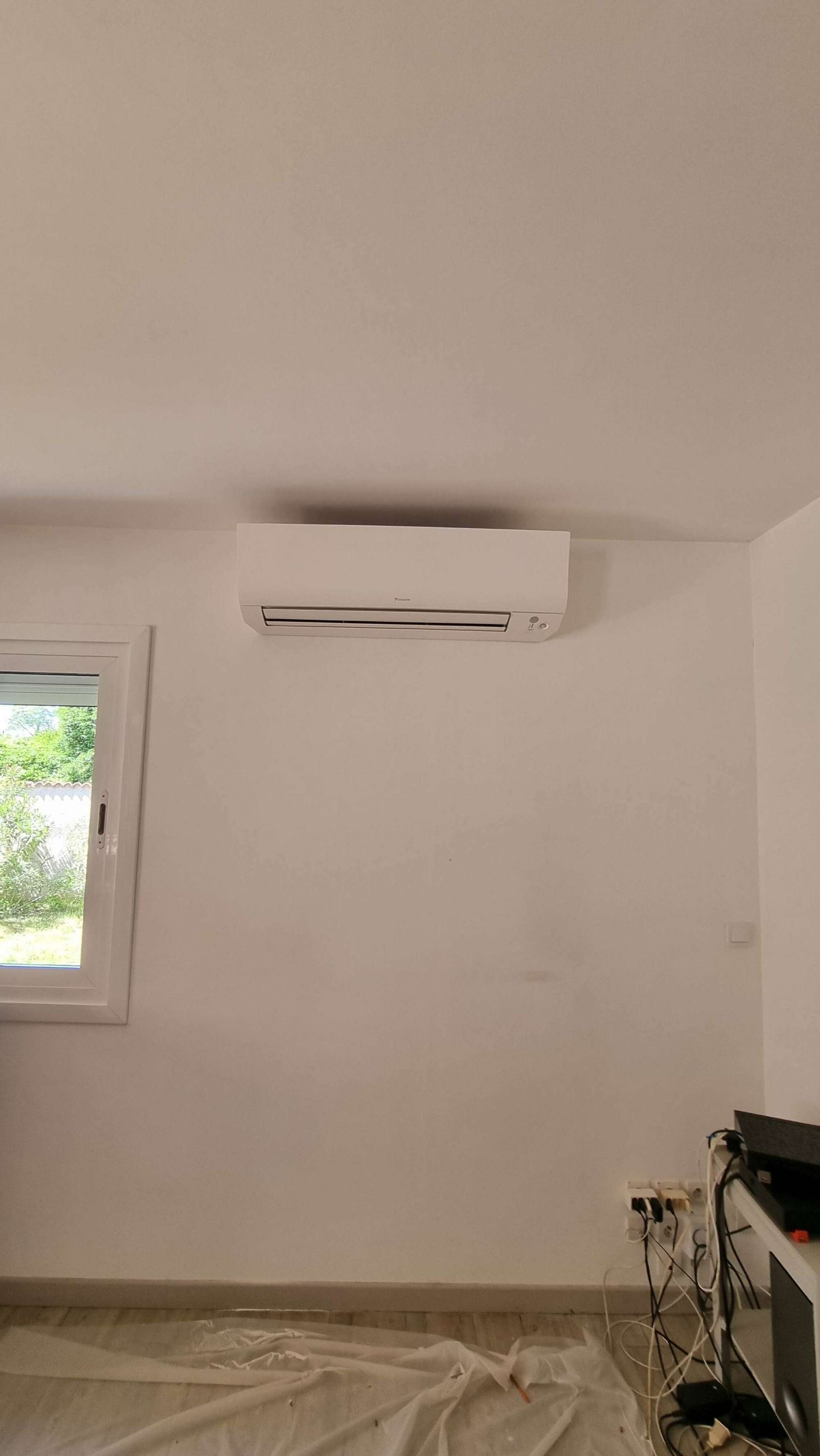Une climatisation installée à l'intérieur d'une maison.