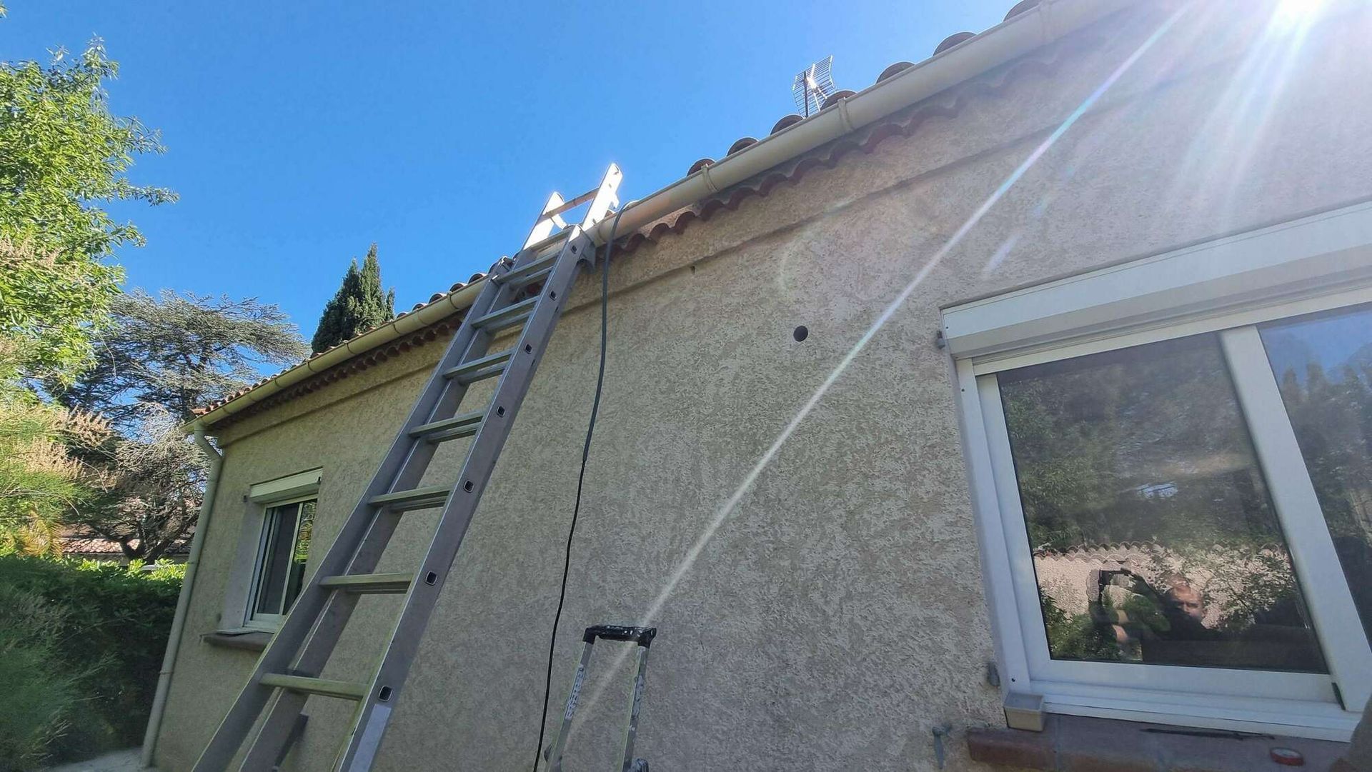 La façade d'une maison avec une échelle.