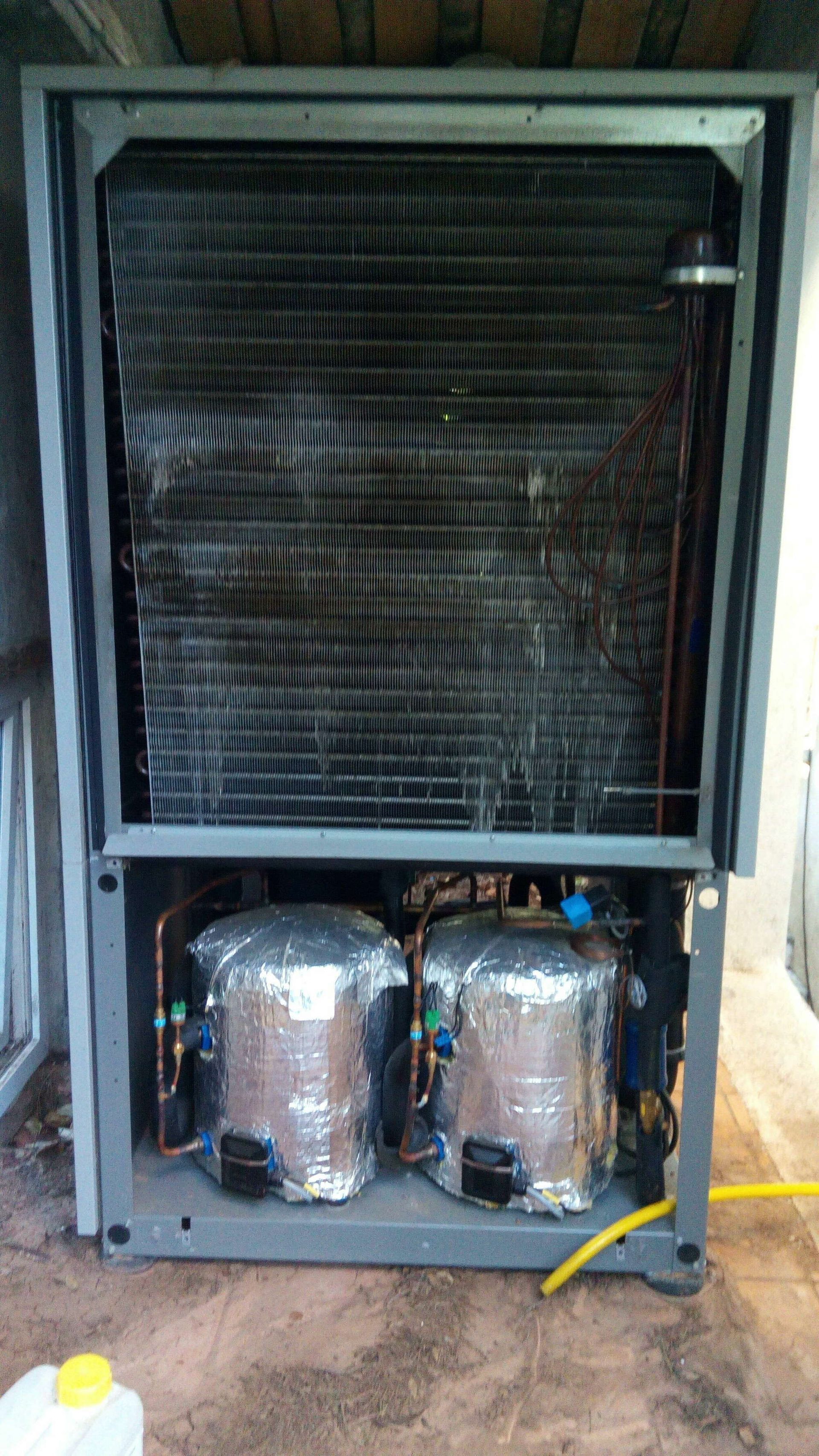 Pose de l'isolation de deux chauffe-eau.