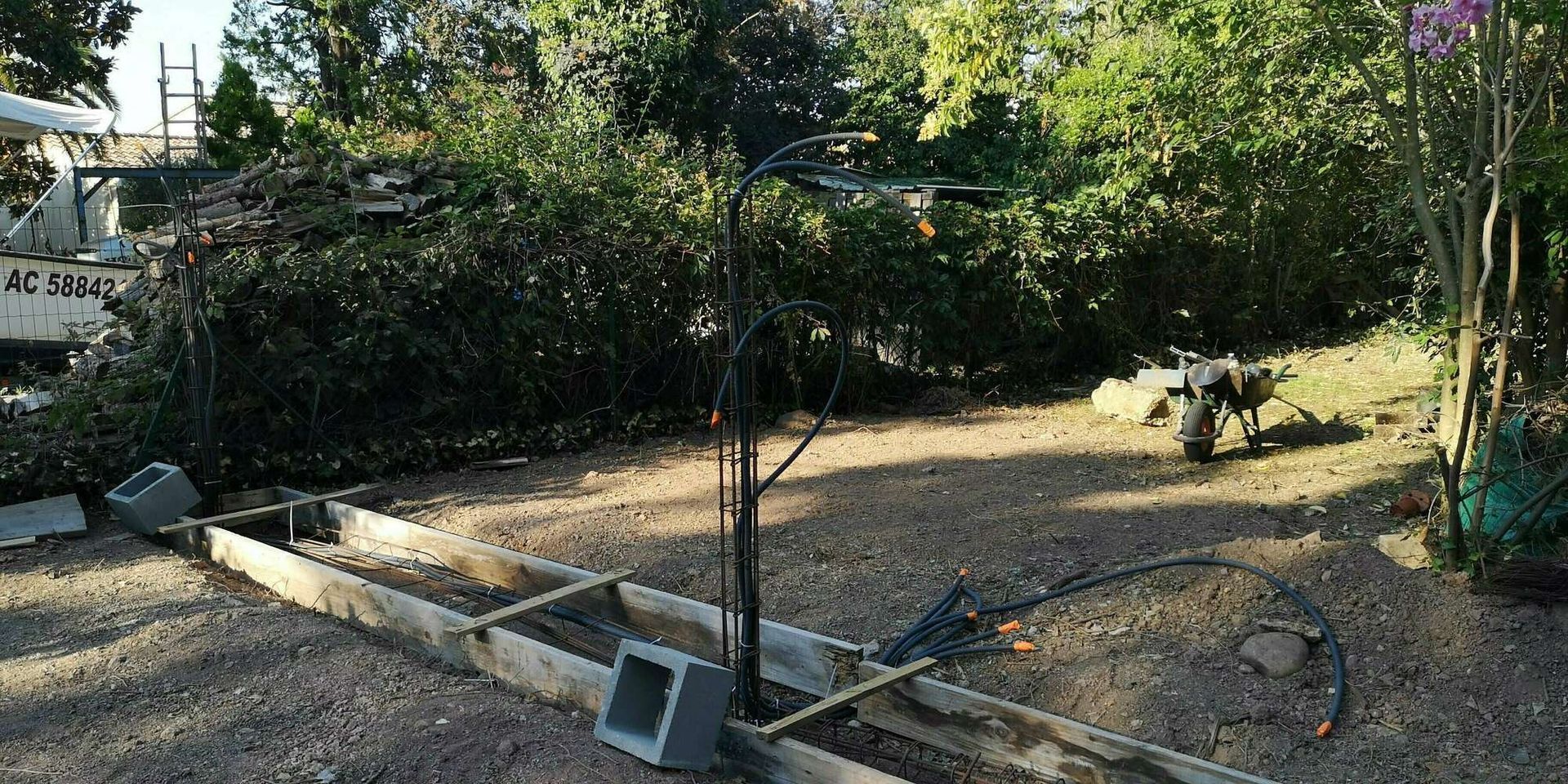 Installation électrique extérieure avec un coffrage en bois.