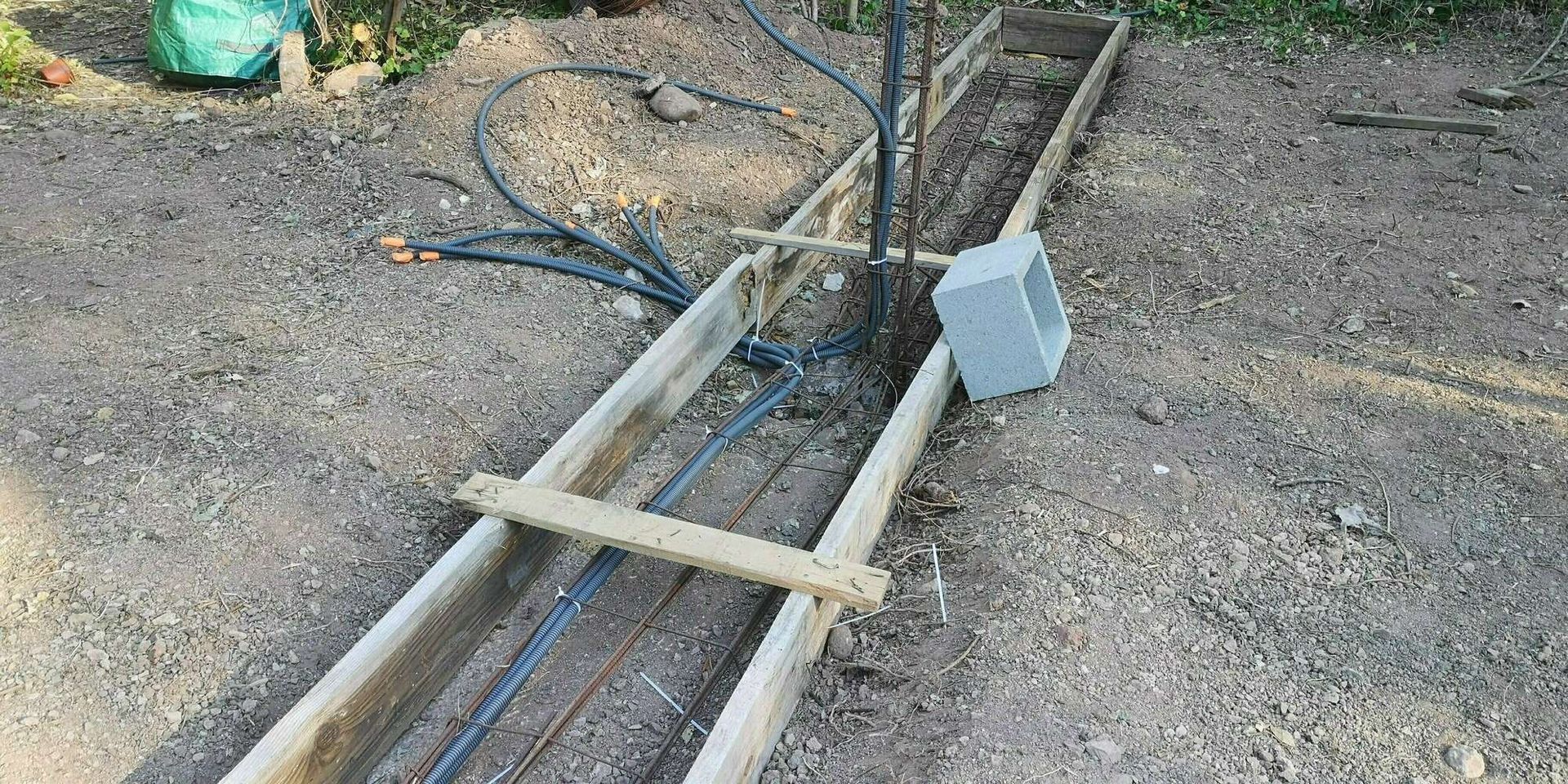 Une installation électrique extérieure avec un coffrage en bois.