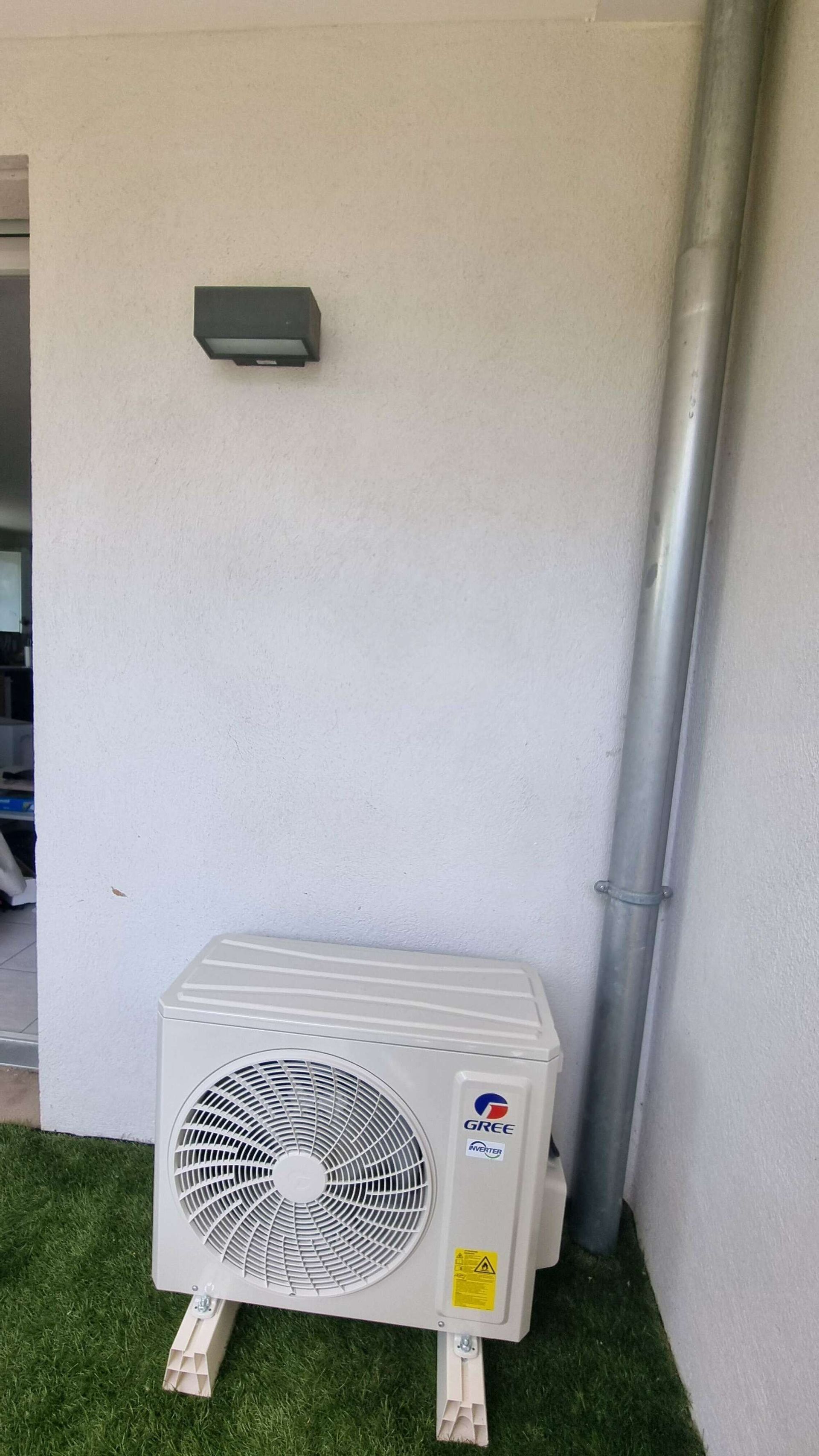 La pose d'un système de climatisation avec un tuyau.