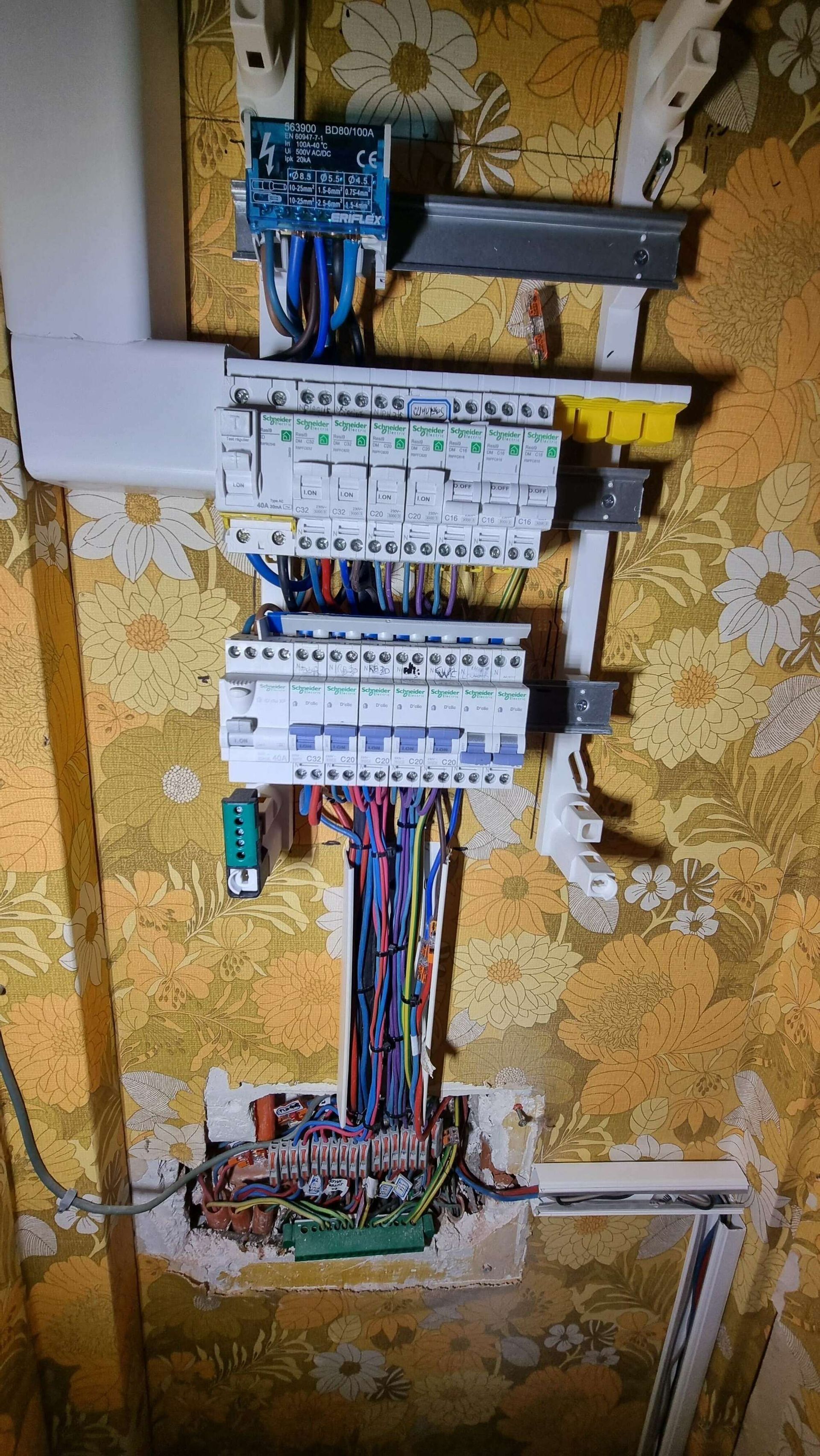 Un système électrique venant d'être installé dans une maison.