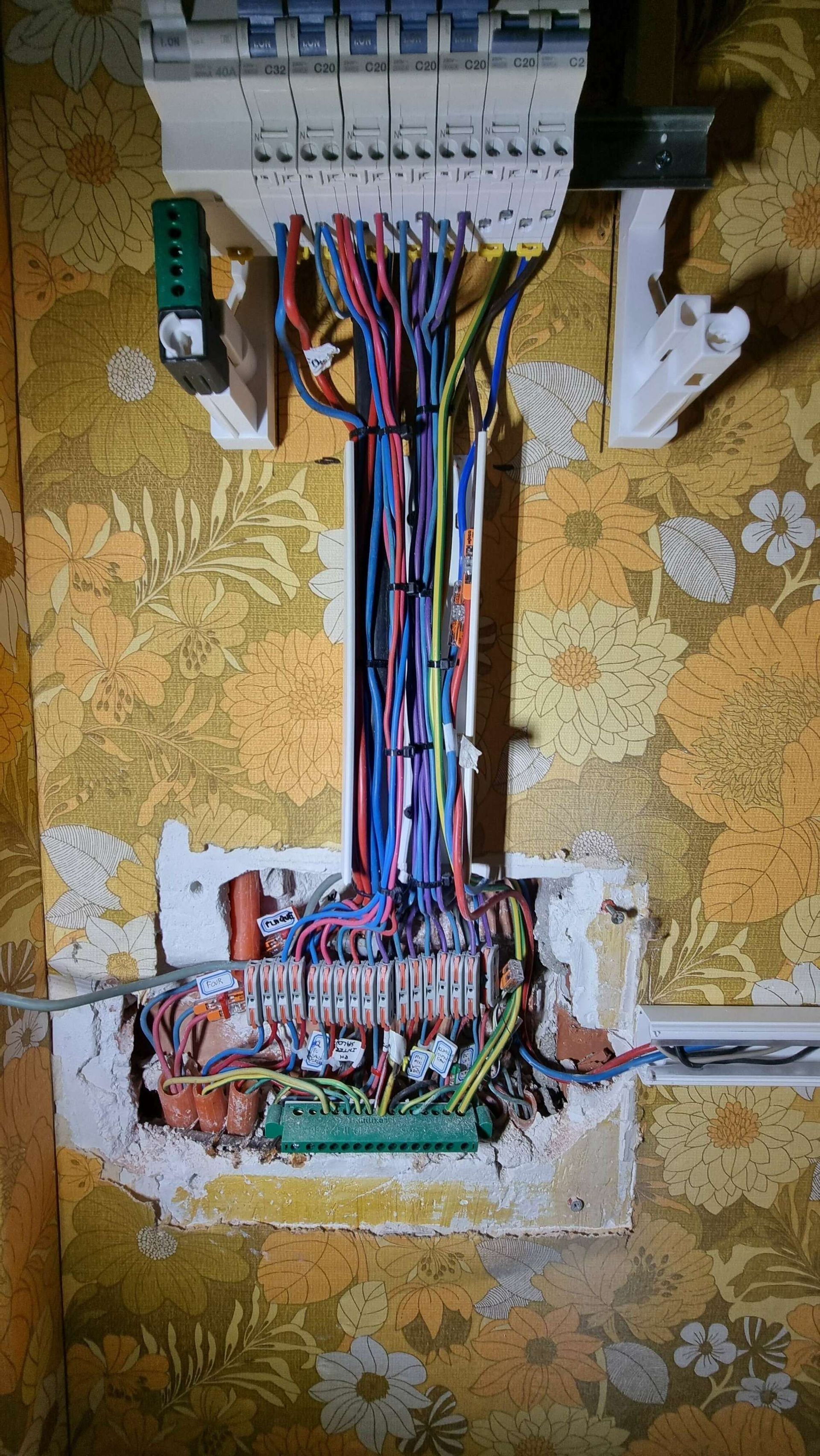 Les câbles électriques d'une maison en rénovation.