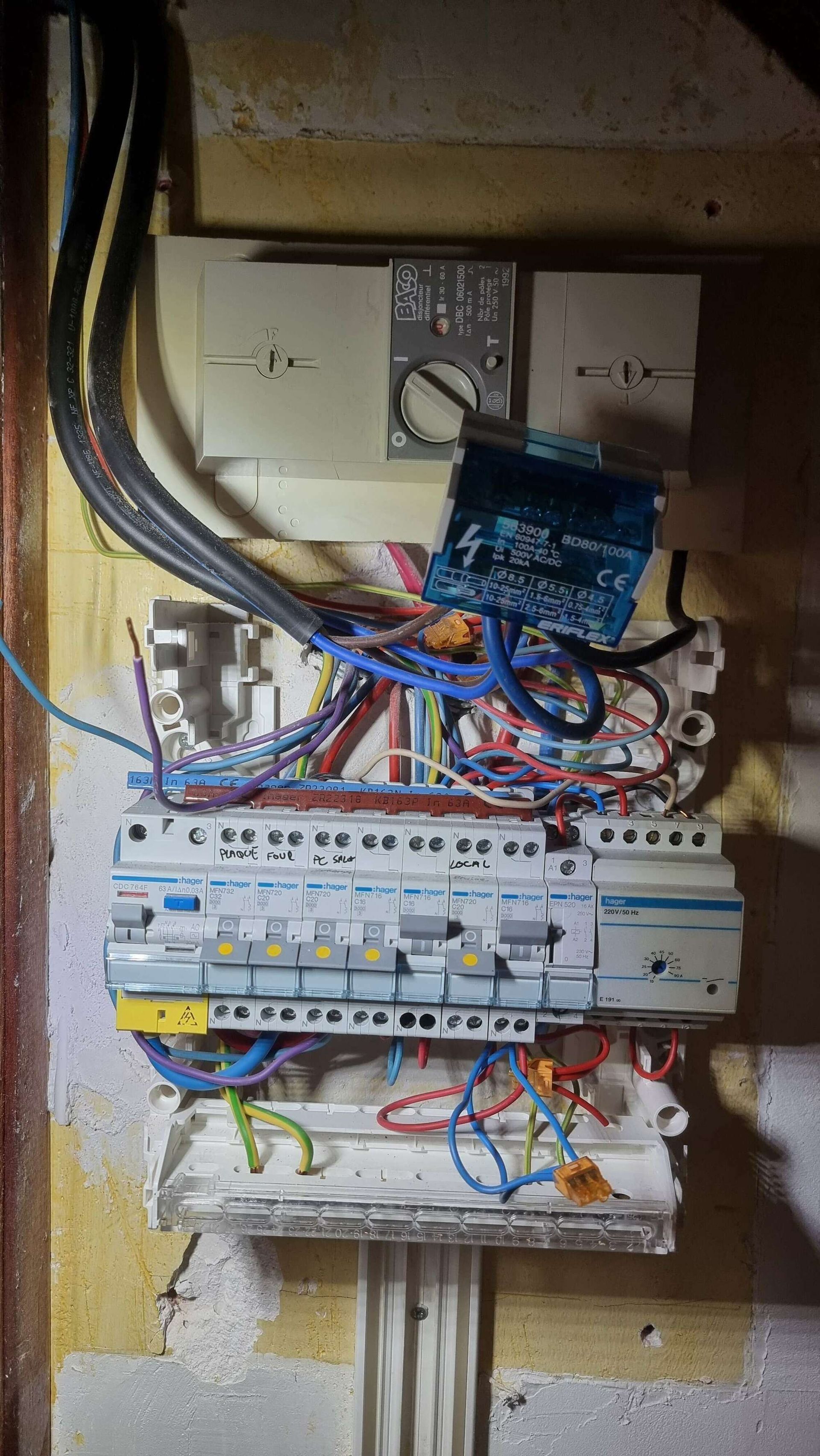 Des branchements d'un coffret électrique d'une maison.