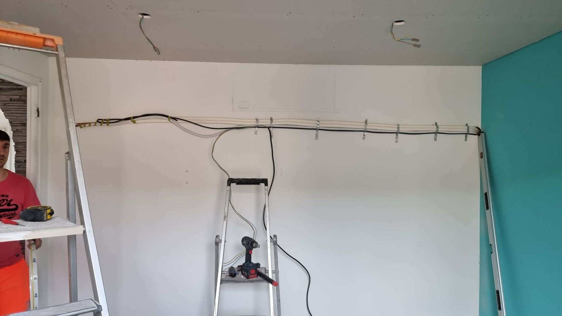 La pose de câbles électriques dans une maison.