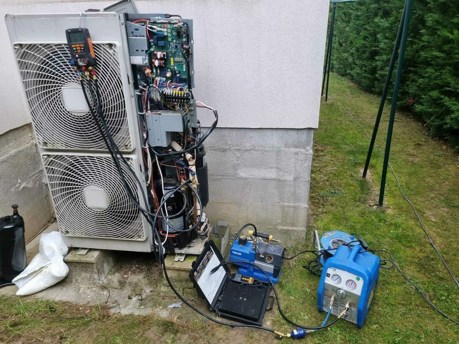 Aménagement d'une ventilation de climatisation extérieure.