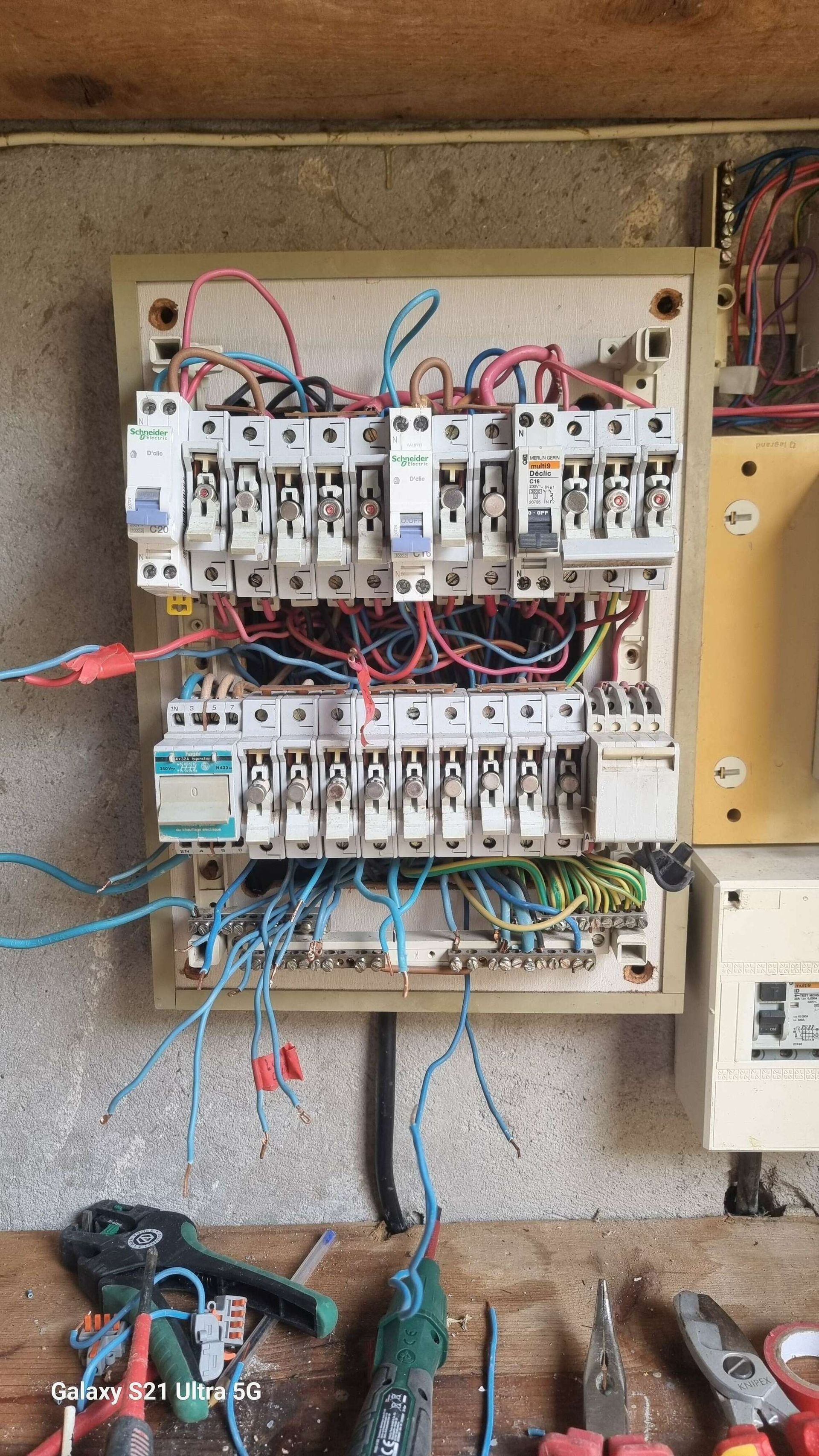 Des câbles de branchement d'un système électrique.