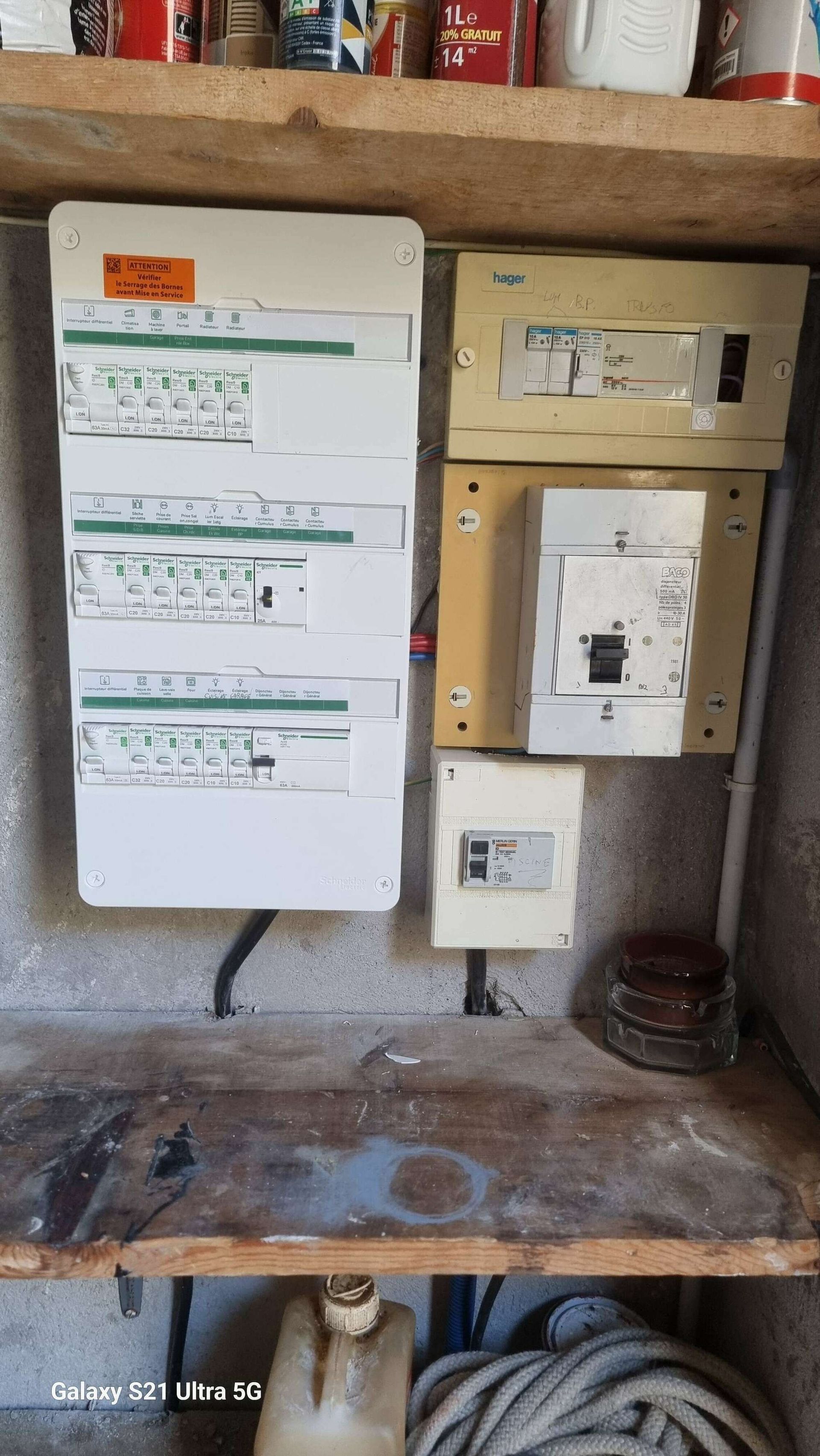 Un boîtier électrique blanc.