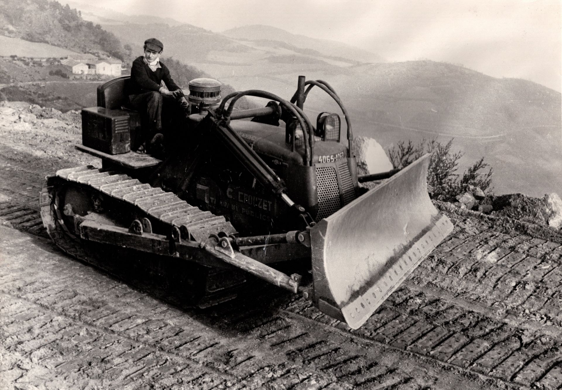 Camions de chantier dans une résidence