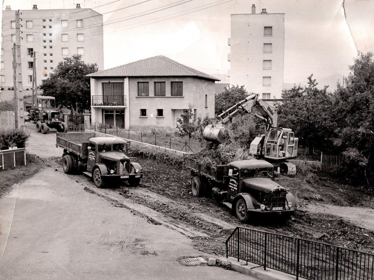 Camions de chantier dans une résidence
