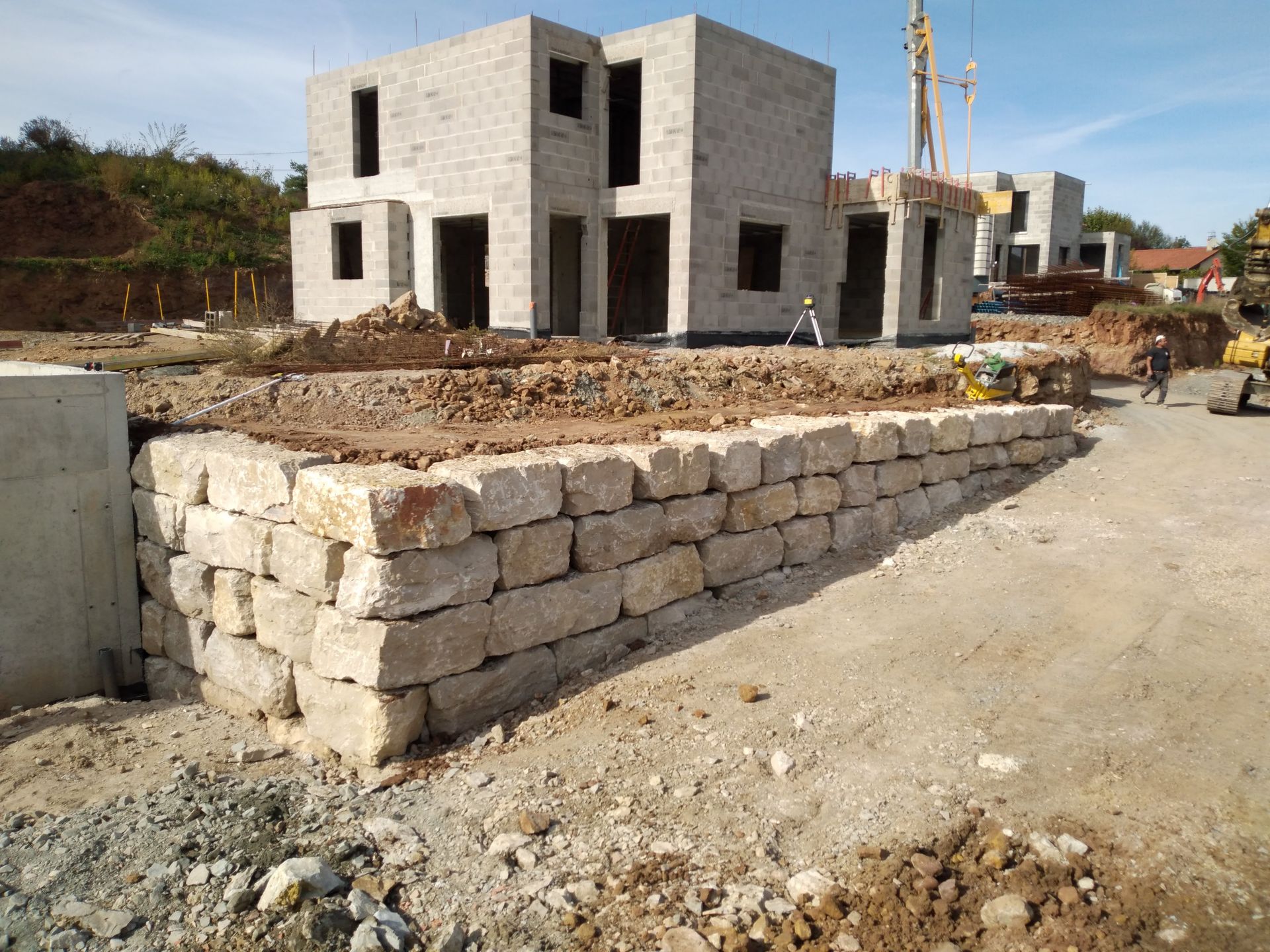 Machines de chantier sur un terrain plat