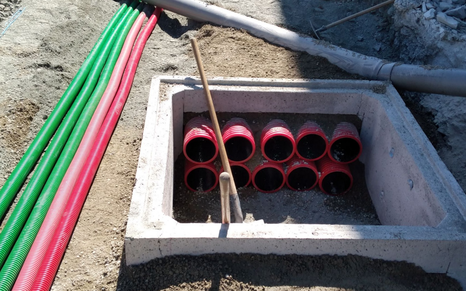 Tuyaux d'écoulement des eaux avec des pierres