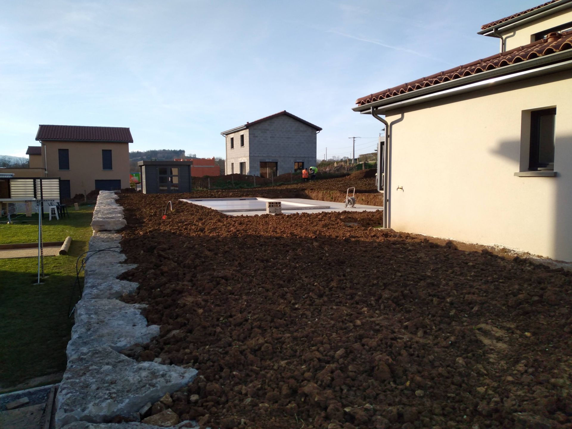 Espace extérieur d'une maison après des travaux de terrassement