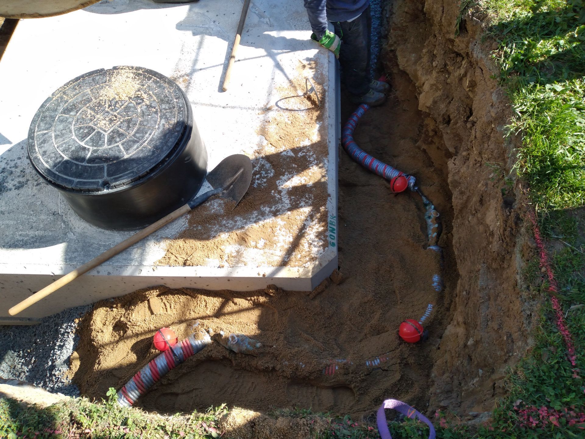 Pose de cuve verte avec une machine Volvo
