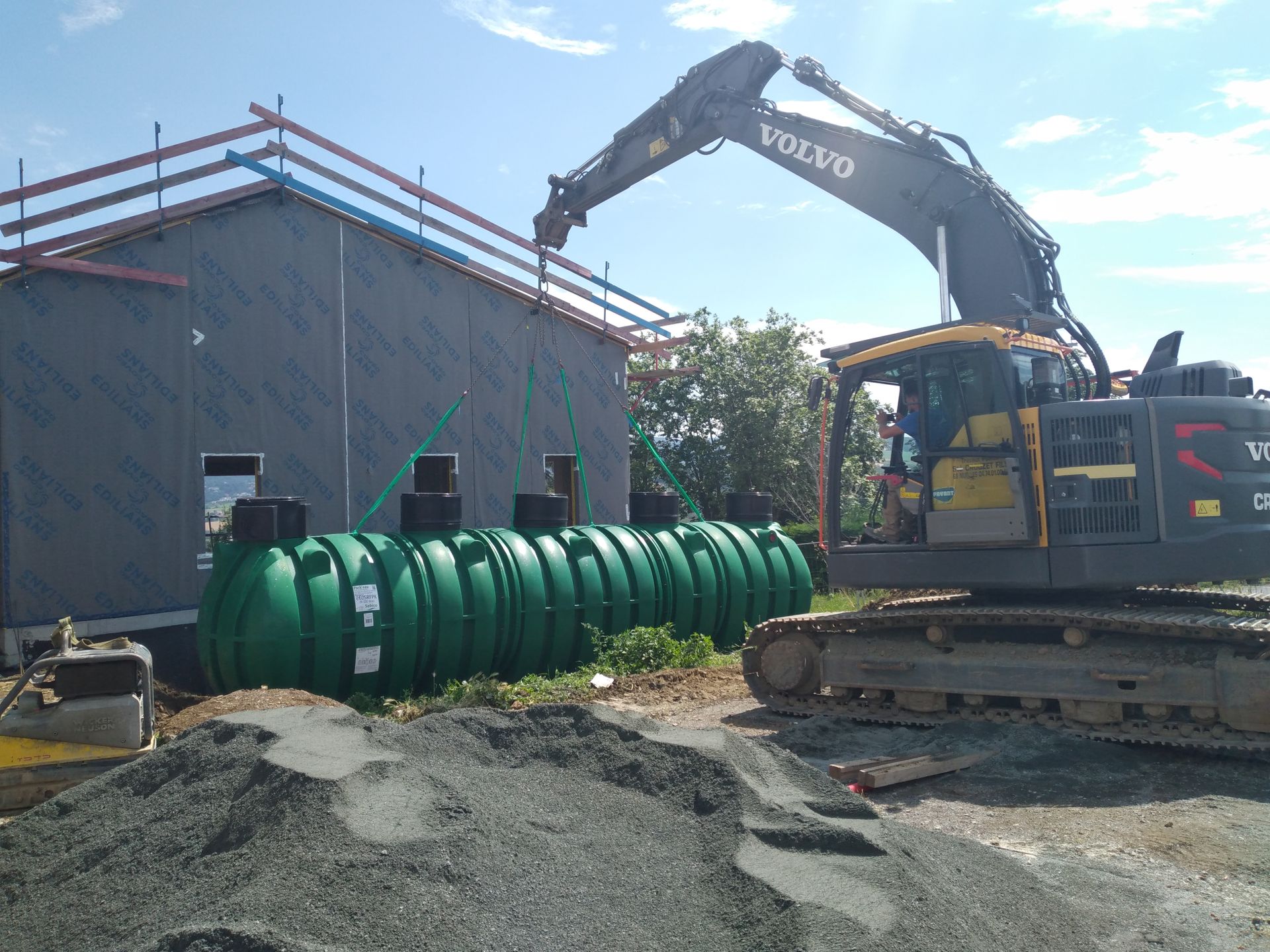 Cuve verte en train d'être installée