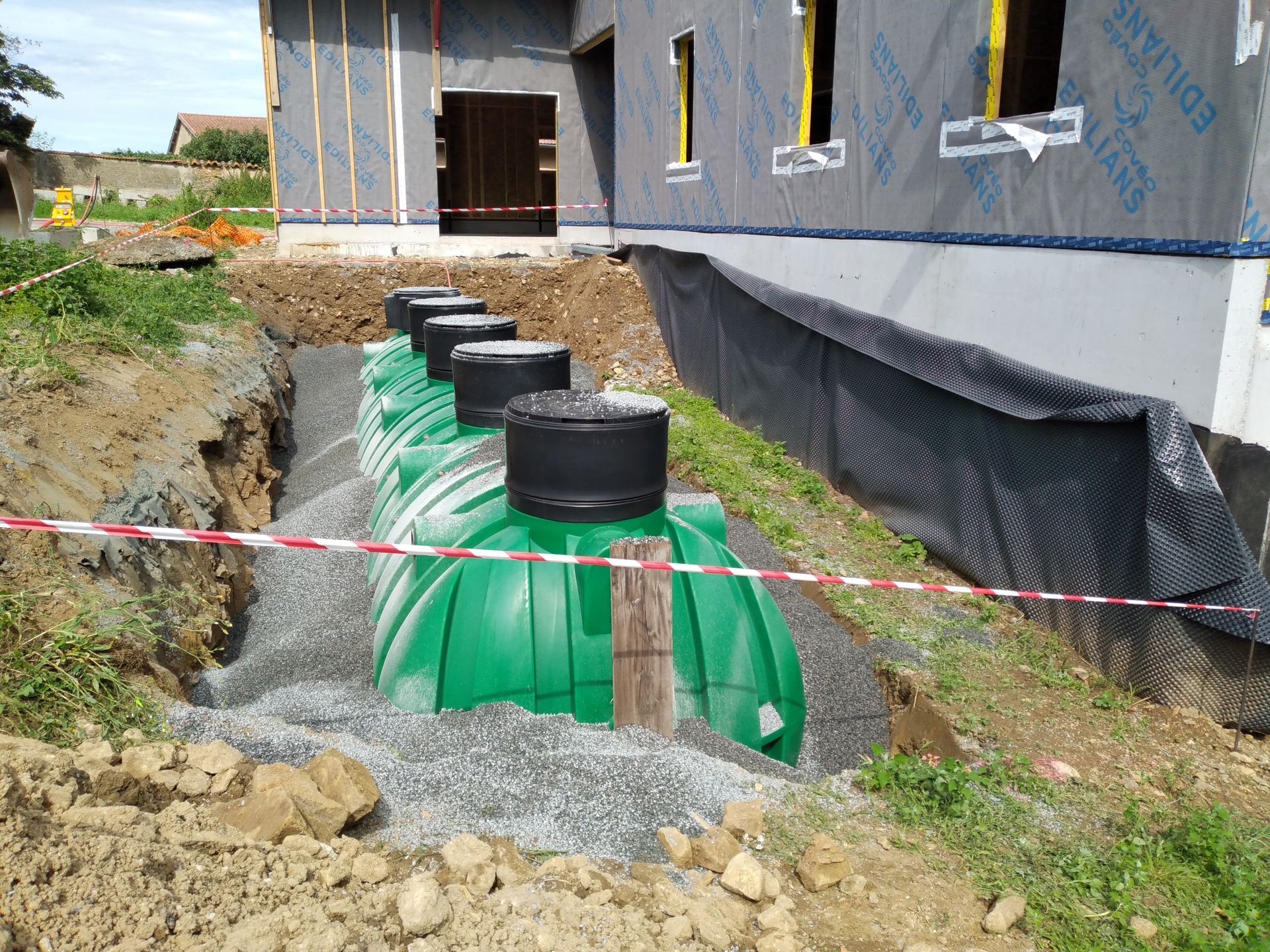 Cuve verte avec plusieurs bouchons noirs