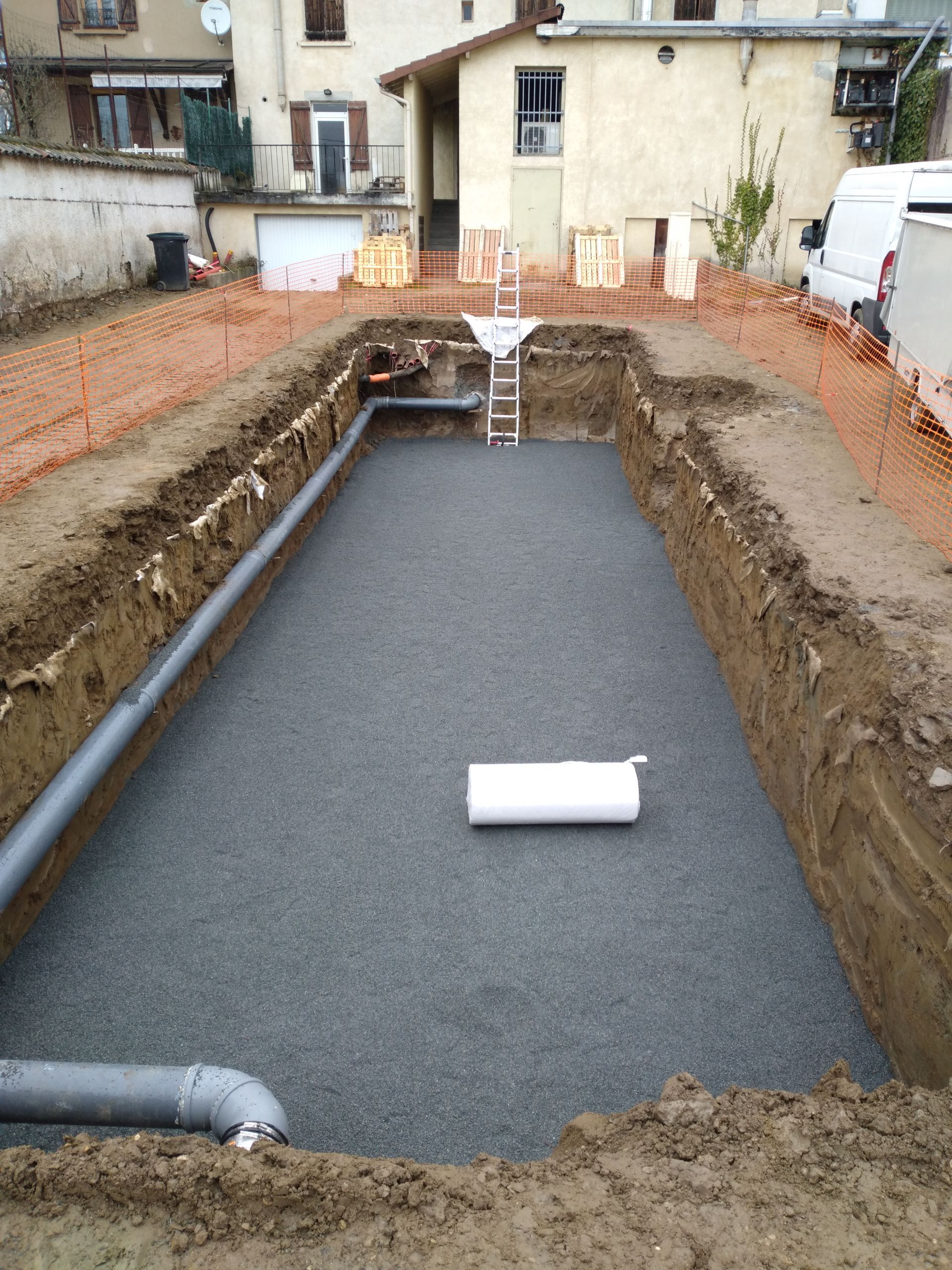 Trou dans un jardin rempli de ciment