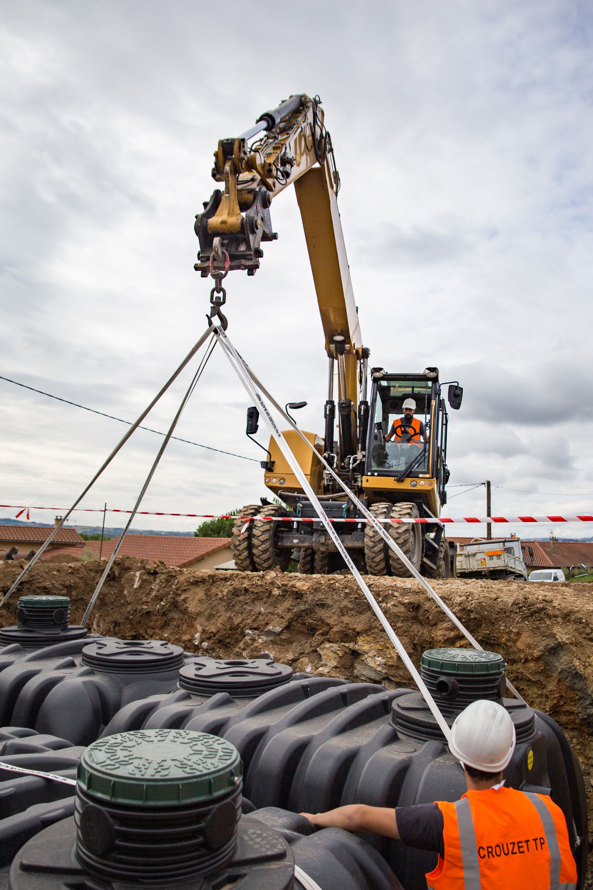 Pose d'une cuve avec machine de chantier