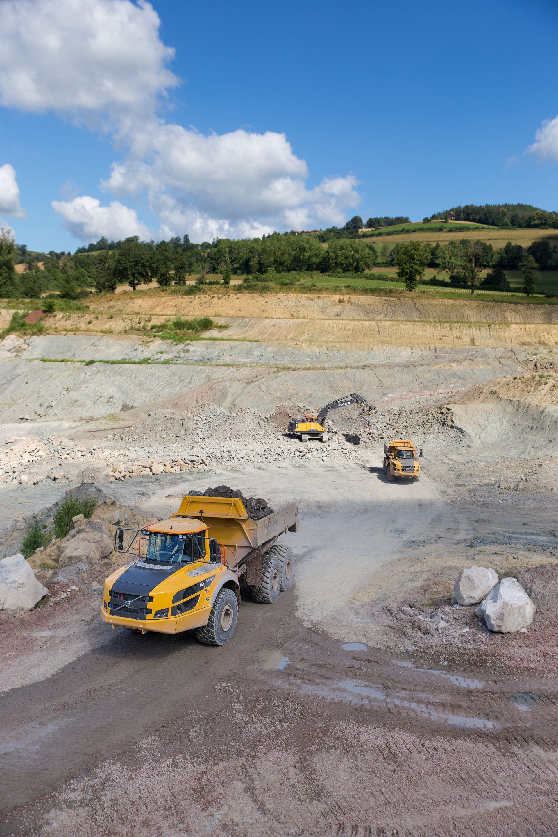 Camions et enfin de chantier dans une carrière