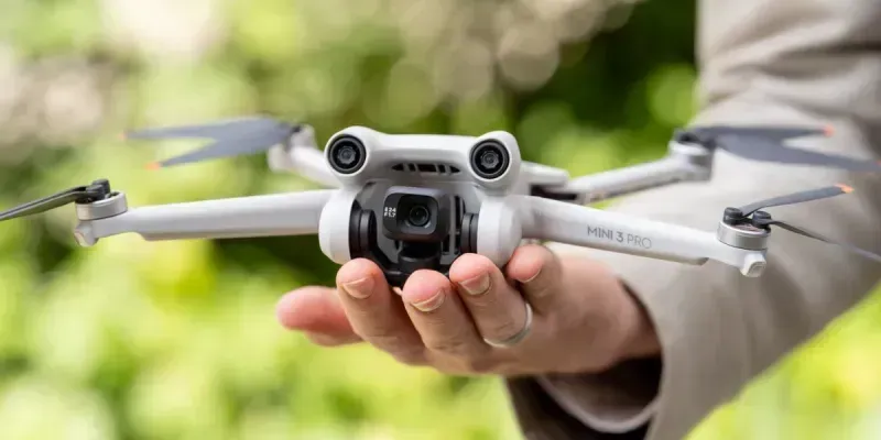 Una persona sostiene un pequeño dron en sus manos.