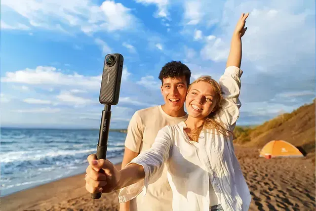 Un hombre y una mujer se toman un selfie en la playa.