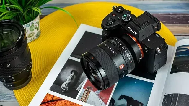 Una cámara está encima de una revista sobre una mesa.