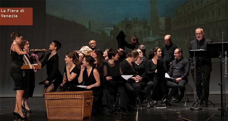 Eine Gruppe von Menschen steht auf einer Bühne mit einem Schild mit der Aufschrift „La Pere et l‘“ darauf.