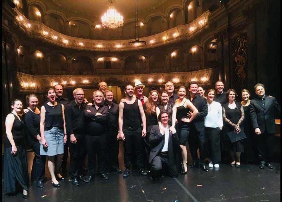 Eine Gruppe von Menschen posiert für ein Foto auf einer Bühne